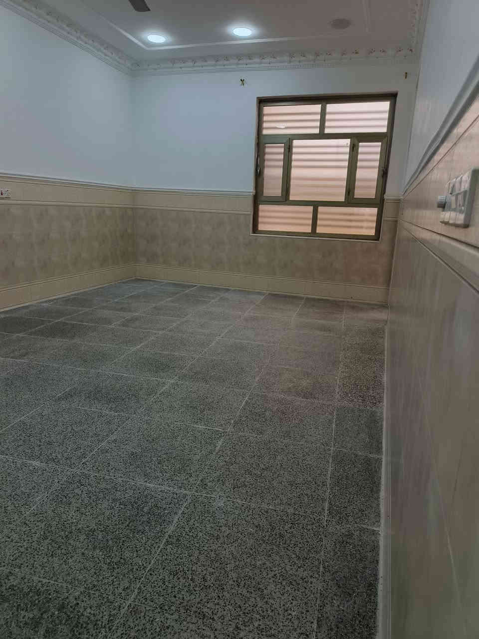 للايجار،
دار لوحة معمارية 
بناءحديث، _نظيف _مرتب _1/1
دار طابقين مساحة 300م 
يحتوي، على ثلاثه غرف نوم بمساحة 5×5م
استقبال بمساحة 5×8م 
كليدور بمساحة كبيرة 
مطبخ حار +بارد 
مجمع صحيات معزولة التواليت عن الحمام 
صحيات خارجية مشتركة غربي +شرقي +حمام 
كـراج يحتوي، ثلاث، سيارات 
العنوان /حـلــة حـــــي الــزيتــون 
لـلاستفسـار 
***********
***********
@إشارة 
دليل بابل للايجار العقارات 
مكتب الضمان للوساطه العقارية 
مكتب الضمان للعقار والمقاولات العامة
