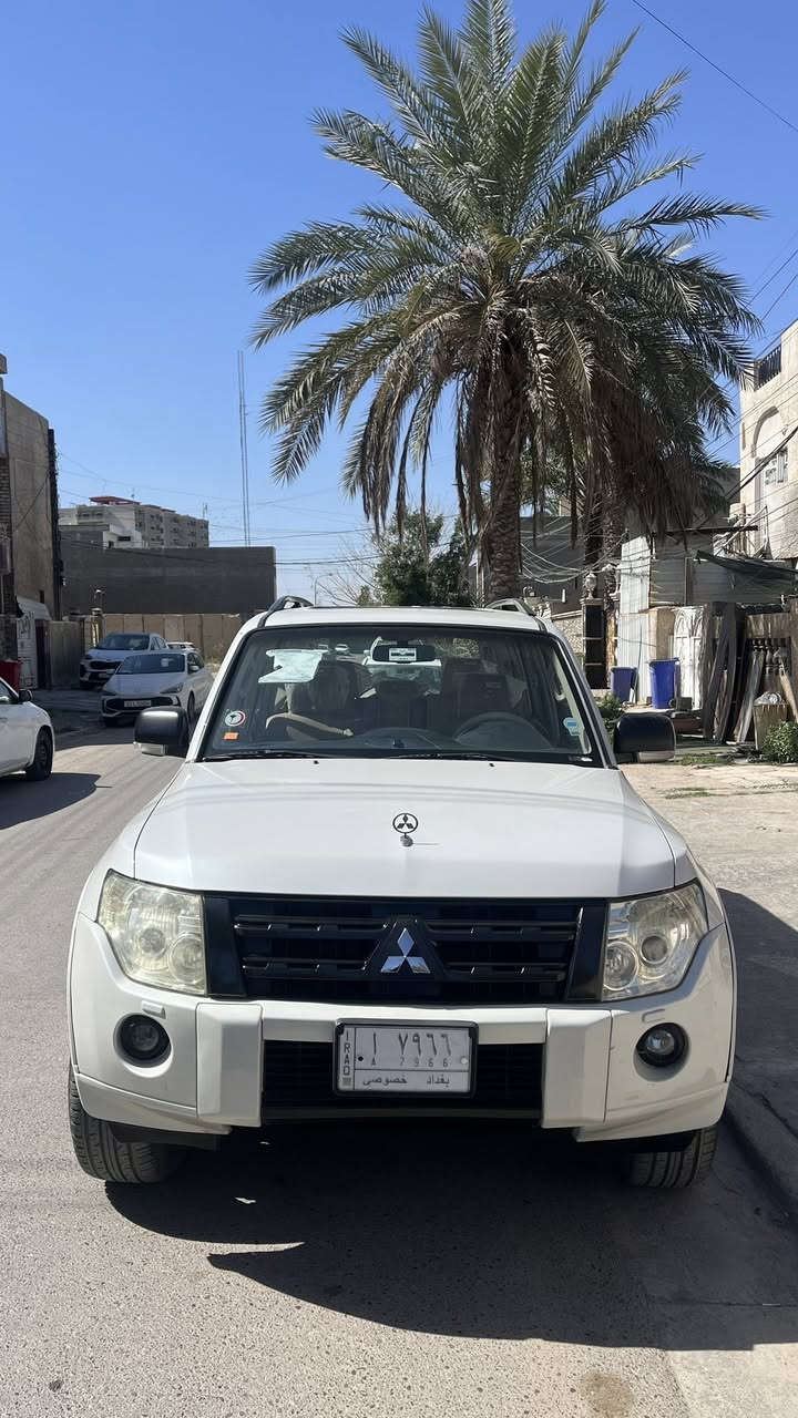 سلام عليكم للبيع باجيرو. 2008 فول مواصفات 3800 مكفوله من الصبغ والضربه سياره جاهزه وجديده مكينه كير صدر تبريد تخم تاير سلايت روف كشنات كهرباء كشتات تدفئه تبريد 7 راكب 
رقم بغداد تحويل ثاني يوم مكاني بغداد السيديه 
***********
السعر 123 وبيه مجال بسيط
