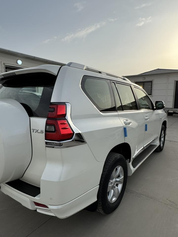 السلام عليكم 
برادو TX.S موديل 2020 
6 سلندر 
استلام شركة ساز SAS 
بصمة 
فتحة 
شاشة كبيرة 
حساسات خلفية 
تبريد قطعتين 
ماشية 63000 كيلو 
نظيفة جداً استخدام شخصي وعلى ايد وحدة صارلها خمس سنوات 
السيارة  برغي نقص مابيها 
كفااااالة عااامة عدا بارد بكد شبر بالصندوك فقط .. 
السعر ٤١ وبي مجال حك الجية 
للتواصل ***********
