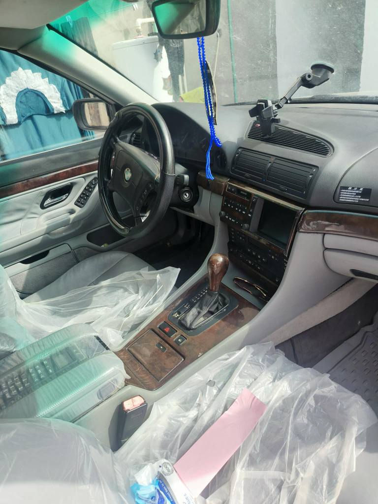 🔥 للبيع او لمراوس 
 BMW 740i 🔥
موديل 1995 محدث 2000
🚘 فئة الفخامة الألمانية – نظيفة ومرتبة
🔹 محرك V8 سعة 4.0 لتر (قوي وناعم)
🔹 گيّر أوتوماتيك أصلي يبدّل بسلاسة
🔹 سحب ممتاز وثبات عالي بالخط
🔹 داخلية جلد أصلية ابلادي مو دوشمه عراقيه
🔹 مكيف شغال تبريد قوي
🔹 كهرباء كاملة (جامات، مرايات، سنتر لوك)
🔹 نظام تعليق مريح
🔹 السيارة تمشي سفر بدون مشاكل
✅ استعمال شخصي
✅ المحرك والشاصي بحالة جيدة
✅ ما محتاجة مصروف حاليًا
🚘 ترايك وين متريد 
سياره مرتبه ومصبوغة عام ومابيها ذرة خياس
تدفئة تبريد حدادية امامي وخلفي 
📍 الموقع: [ محافظه واسط/قظاء الحي ]
📞 الاتصال: [***********]
السيارة تناسب اللي يعرف قيمة الـ V8 ويحب الراحة والفخامة 👑 الحال, واسط
