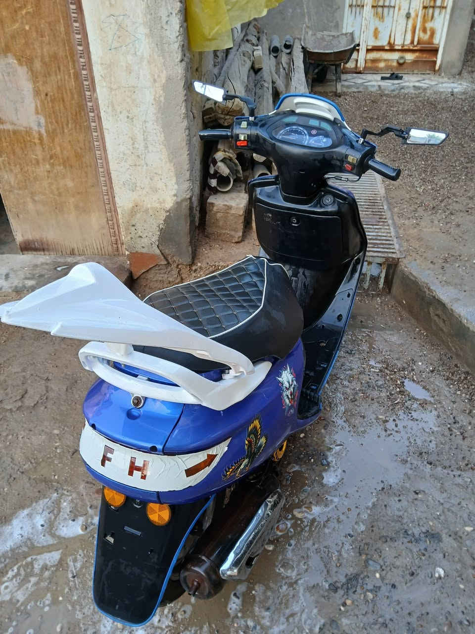 سلام عليكم دراجه فراشه فحل البيع دراجه مفتوحه مره واحد سعر ٤٥٠ وبيهه مجال قليل نضيفه وكلشي شغال بيهه مكاني بني منصور قرب لامام احمد ابن علي الخاص مفتوح وهاذ رقمي بي واتساب ***********
