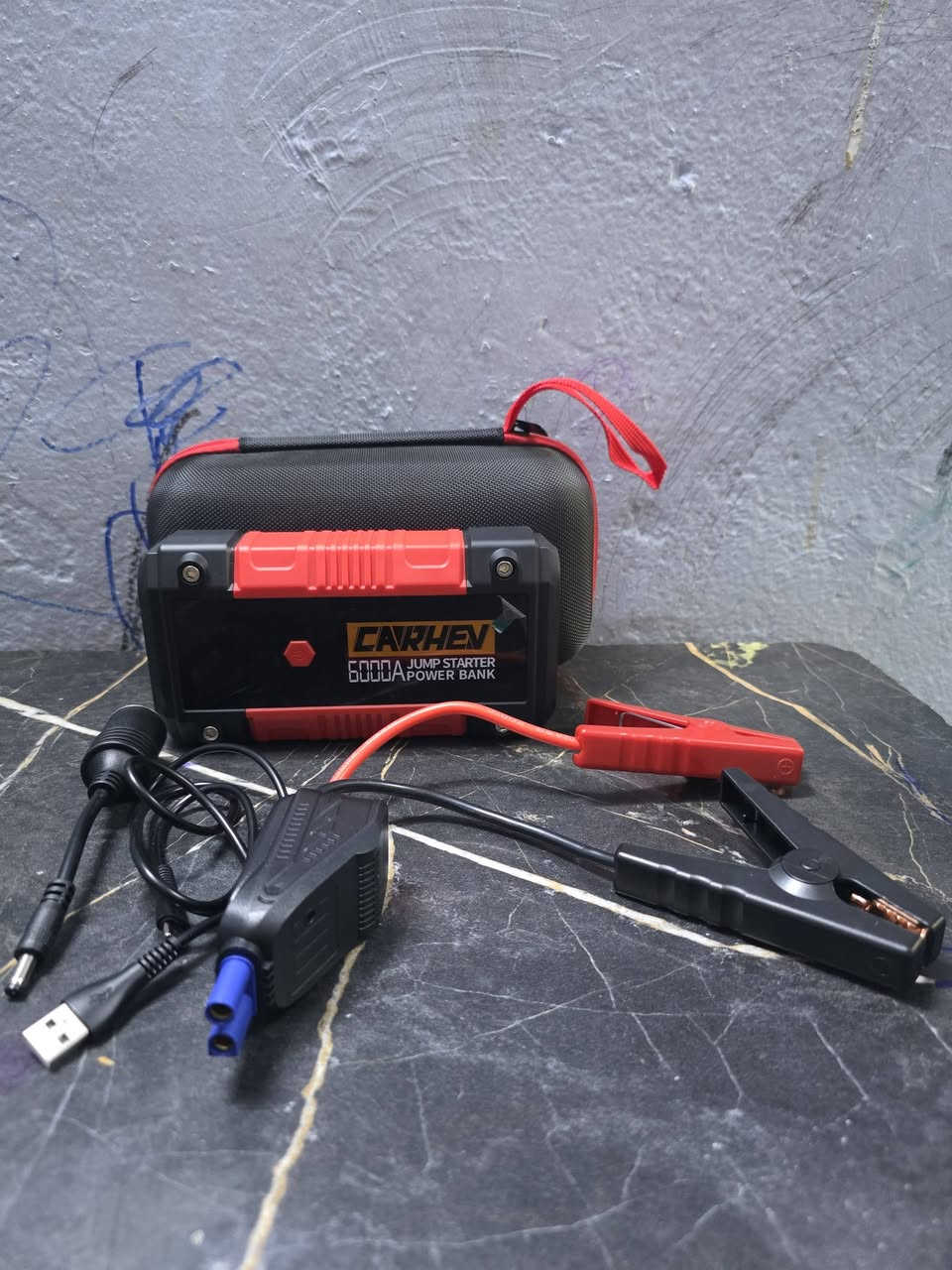 هذا الجهاز هو شاحن بطارية سيارة متنقل (Jump Starter) من شركة Carhen بقوة 6000 أمبير، ويستخدم لتشغيل محرك السيارة عند نفاد بطاريتها دون الحاجة لسيارة أخرى.المكونات والوظائف الأساسيةجهاز الطاقة الرئيسي: يحتوي على بطارية مدمجة قوية ومنافذ شحن.ملاقط البطارية: كابلات باللونين الأحمر (للموجب) والأسود (للسالب) لتوصيل الجهاز ببطارية السيارة.مصباح LED مدمج: للإضاءة أثناء حالات الطوارئ الليلية.مخزن طاقة (Power Bank): يحتوي على منافذ USB لشحن الهواتف والأجهزة الذكية.خطوات
للاستفسار عالواتساب ***********
