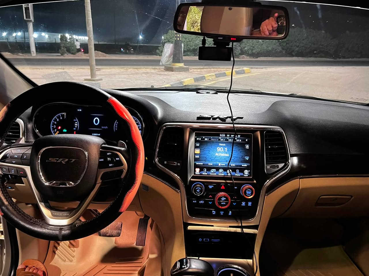 السلام عليكم ورحمة الله 
Jeep Grand Cherokee 2015 Limited 
معروفه مواصفات هاي الفئة رقم بابل سنوية ممنتهيه 
بدون حادث مستورديها على ايدينه تقريرها شخوط 
بيها صفحه الصدر كلير بدون حادث  او معجون 
مكان السيارة بابل والسعر ١٦٧ ورقة وبيها مجال 
تواصل : ***********
