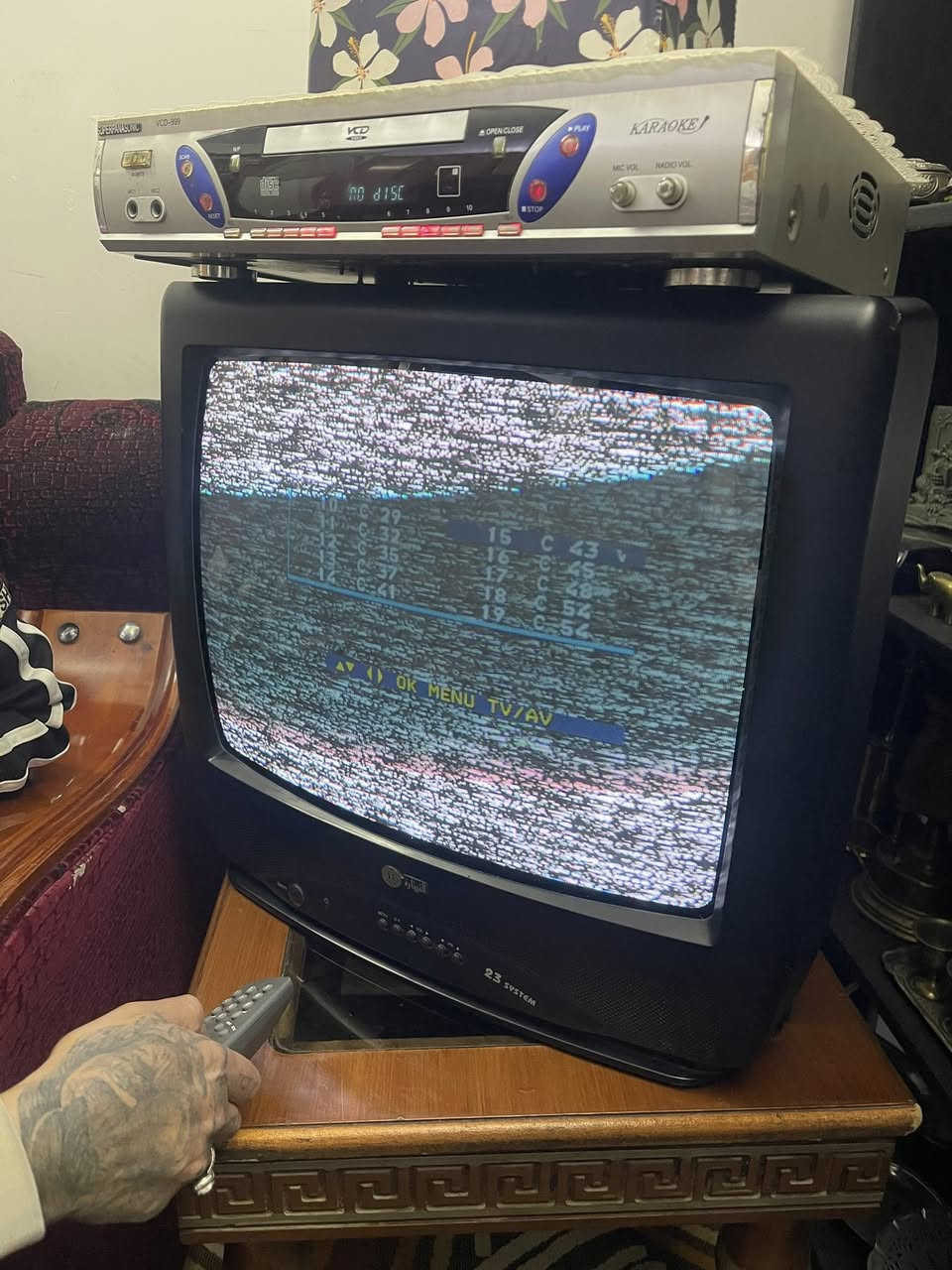 السلام عليكم للبيع تلفزون قيثاره جديد جدآ غير داخل تصليح مكفول  2010 مع سيدي شغال ريمونت الاصلي ضايع جبتله ريمونت جوكر ال جي  شغال 100 ب100 السعر 65 الف العنوان بغداد***********
