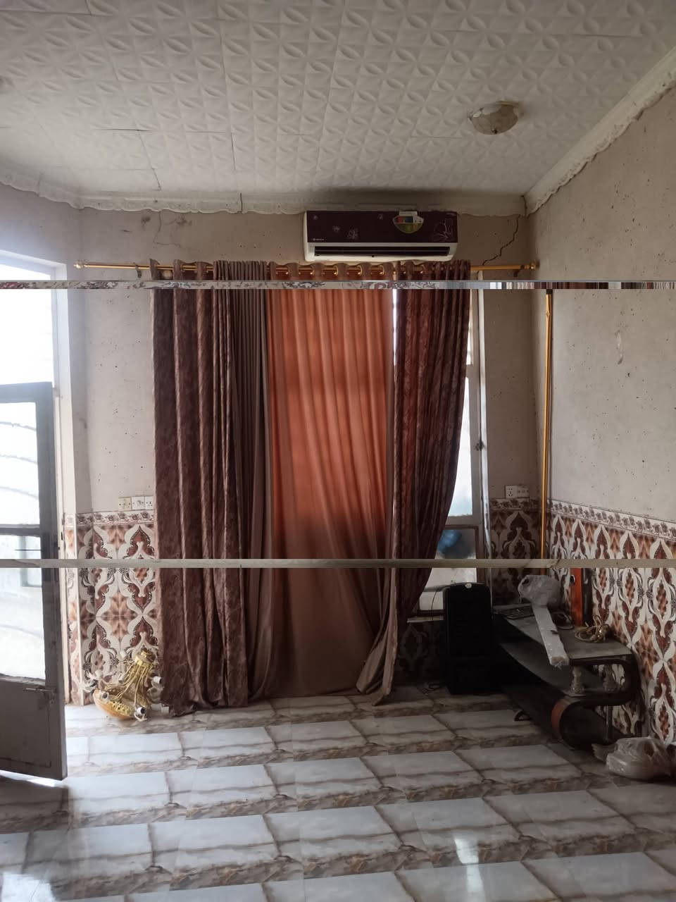 بيت للبيع مساحته 133 متر زراعي سند 25 الموقع الحمزه الغربي شارع علي قماره قرب سيد عباس
يحتوي على غرفة ومطبخ وصالة واستقبال وصحيات داخليه وخارجيه
 بناء طابوك والسقف عكاده
السعر 52 مليون وبي مجال
الاستفسار الاتصال على الرقم ***********
