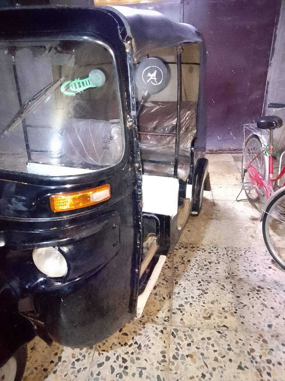 اسلام عليكم   
تكتك موديل 17  اوراق   بيها مكينه مال  عشرين  
 السعر  3  مليون ، و500   وبيها مجال بسيط مال جيتك وتلحيضات بيها  
عنوان بغداد الدورة ، ***********  ✋
