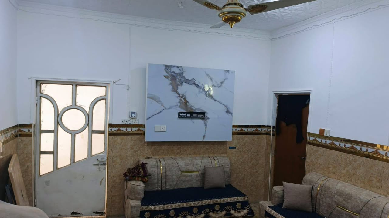 السلام عليكم بيت للبيع
البيت ركن مساحته 148 

يحتوي على ثلاثة غرف نوم ومخزن واستقبال وصاله ومطبخ وحديقه خارجيه السعر على الخاص 
العنوان بابل المدحتيه حي العسكري مقابل مدرسة كميل
رقم الهاتف :***********
