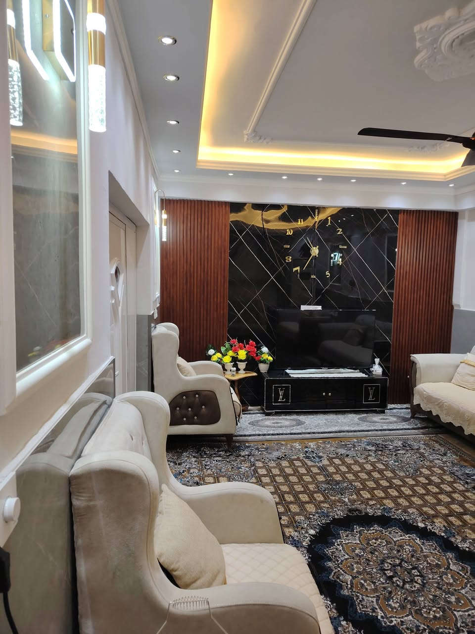 ياالله السلام عليكم بيت للبيع منطقة السراي
المساحة 180 متر طابقين يحتوي على 4 غرف نوم
وهول ومطبخ واستقبال وصحيات داخلية وخارجية وكراج
للاستفسار الاتصال على ***********
***********
