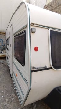 کرفان اوروبي سیاحي 2m ×  4m سنة صنع 1998  یرجی اتصال رقمین موجود 07701...