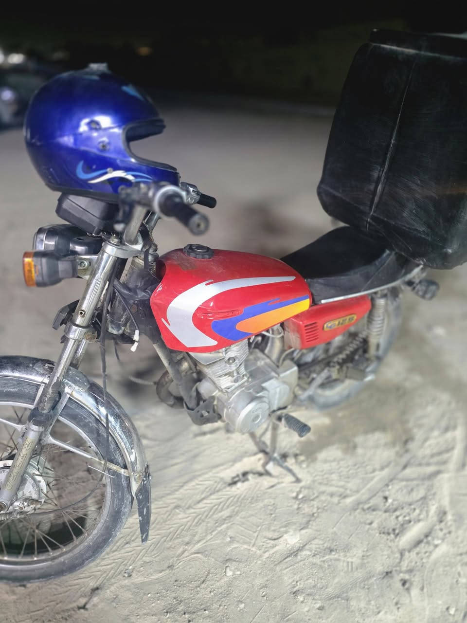 السلام عليكم شباب دراجة اوراق اصولي موديل 2011 كلشي تعمير جديد بس مكينة قديمه وبعض الاشياء البسيطة هم قديمة سعره 500 للتواصل *********** عنواني الزبير
