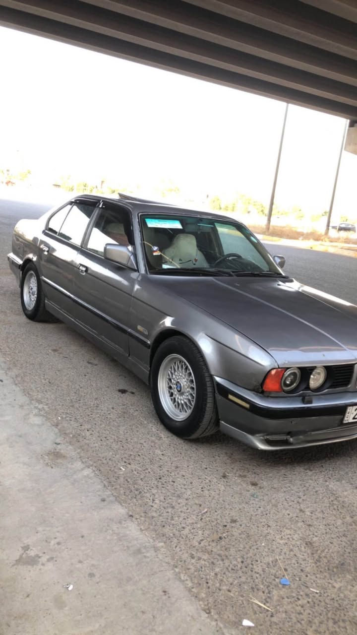 بيئيم مؤديل 1991 ره قه مو سه نه وى جديده سه ياره كه جئيزه چور تايه و ويلى عه سيرى جديدى له ژێرە جام كاره بايه سه ياره كه نه قوستانى نيه  ٣$ وه ره قه غرامه ى له سه ره پاش معمه له ده يگه رينمه وه سعرى 40$وەرەقه و كه ميك مه جال *********** أربيل, العراق
