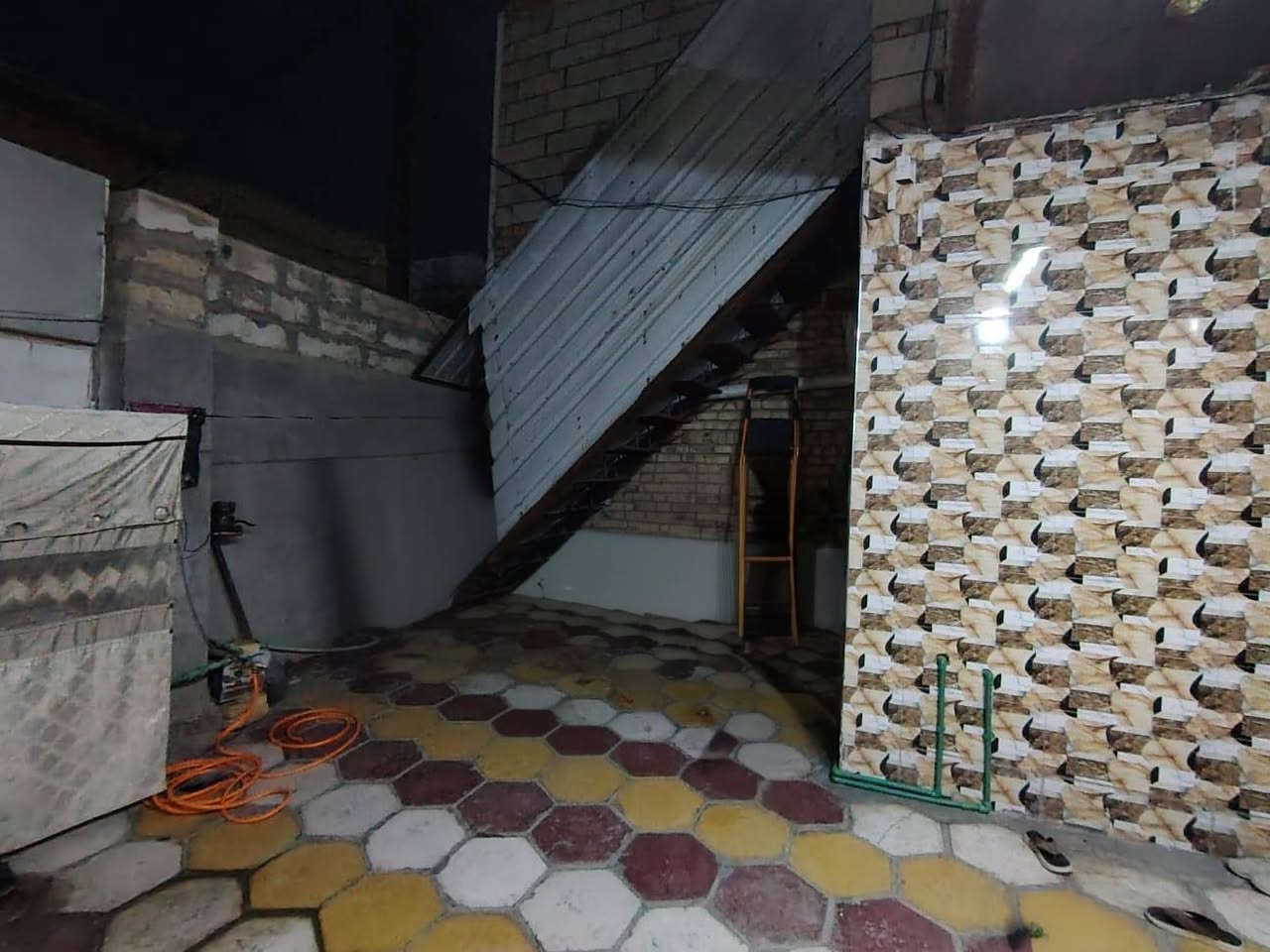 بيت 200 متر   التضحيه حي ام البنين موجود كافه  الخدمات  تبليط يحتوي عله غرفتين وصاله كبيره ودوانيه ومطبخين وحمامين  وصحيات خارجية حمام وتواليت    ويحتوي عله شقه درج خارجي وداخلي. تحتوي الشقة عله غرفه وصاله ومطبخ وصحيات  البناء رباط كونكريت و بلوك الدوز  عكاده البناء الفوك فرمستون  السعر 125 وبيه مجال للشراي *********** بيه وات ساب
