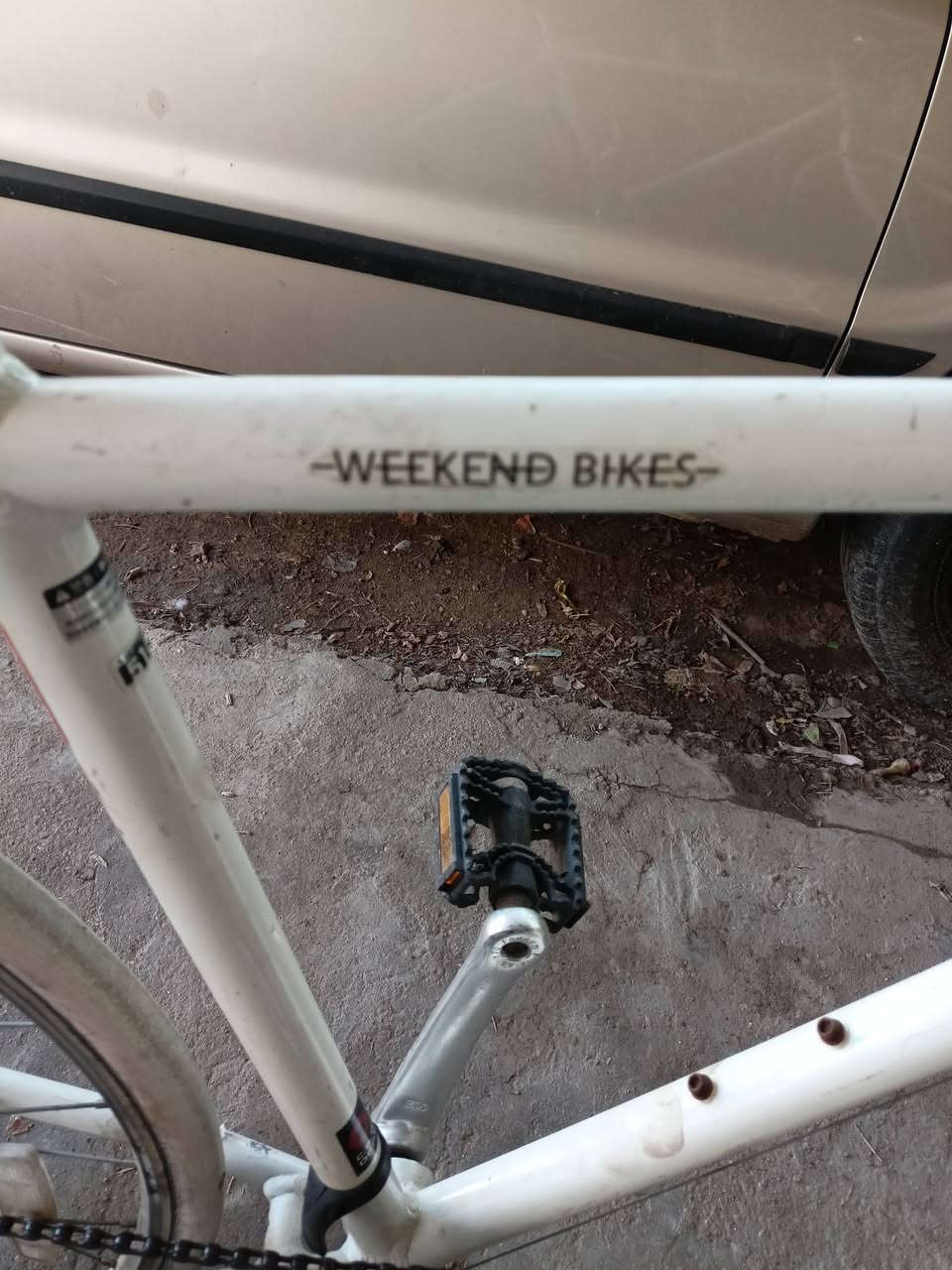 السلام عليكم 
C.B. Asahi - Weekend Bikes "بايسكل ويكيند الياباني نظام التروس (التبديل) الدراجة مزودة بـ 7 سرعات خلفية (1x7)
الجهاز الخلفي (Rear Derailleur): شيمانو تورني Shimano Tourney TZ
المنيوم بالكامل خفيفه جدا 
حجم 28 
حجم الفريم 52 
السعر 160وبيه مجال قليل 
مكاني بغداد قرب جامع النداء


**إذا كنت صاحب هذا الإعلان وتريد حذفه لأي سبب، رجاءا أرسل رسالة إلى الدعم الفني**