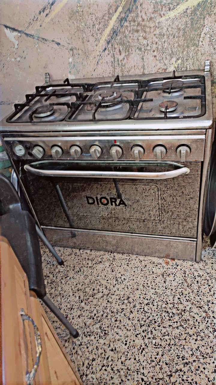 غراض للبيع لغرض السفر
نراكيل مع كامل غراضم(عدد 9 شلع ابيعم) 
طباخ خاز وفرن شغال كامل كل العيون والفرن شغال
فرن كهربائي شغال كامل
مكاني ايسر الموصل للتواصل عل الرقم ***********
