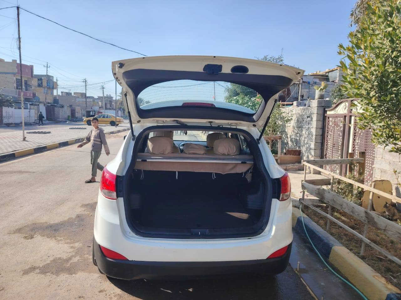 السلام عليكم توسان 2010  للبيع 
خليجي
مكينه ٢٤٠٠  اربعه سلندر  
سونار موجود قديم وجديد 
السعر  125  وبيهه مجال 
مكان سياره بغداد الحسينية رقم ***********
