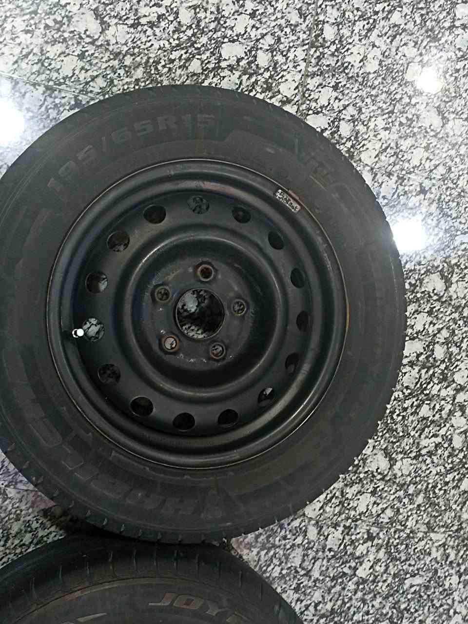 السلام عليكم
للبيع او المراوس
تخم ويالة وتايرات 
حجم15
الويالة صناعتهن كورية
مكفولات من أي عواج او فطر
ومصفرات بلنص

التايرات قياساتهن
195/65/15
نظافتهن80%
مثل ماواضحات بالصور
لسيارات: 
صول
النترا
سوناتا
اوبتما
السعر200وبيهن مجال
العنوان بابل
الرقم بي واتساب: 
***********
