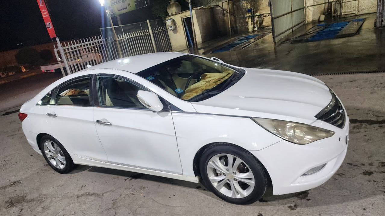 ​🚗 للبيع: هيونداي سوناتا 2012 (خليجي) - بحالة ممتازة
المواصفات والتفاصيل:
​الموديل: 2012.
​المحرك: 2400  (خليجي)، محرك جديد ومنصب حديثاً، كفاءة عالية وعزم قوي.
​الضرر/البودي: السيارة ابيع حزام رتبة (للتجميل والنظافة فقط) بدون حوادث قوية، الشواصي واللغود سليمة 100\%.
​الإضاءة: طقم زنوون  (عالي وناصي) إضاءة قوية جداً.
​الحالة العامة: السيارة جاهزة من كل شيء، حدادية وصدر جديد، تبريد ثلج، وما محتاجة أي مصروف.
​المميزات الإضافية:
✅ تحكم ستيرن.
✅ كير ومحرك بشرط الفحص.
✅ رقم (رقم بغداد الدولي ) وسنوية لل 2029
​📍 المكان: (بغداد الشعله)
💰 السعر: (104) - "بيها مجال قليل للطيبين".
​📞 للتواصل والاستفسار: (***********)
