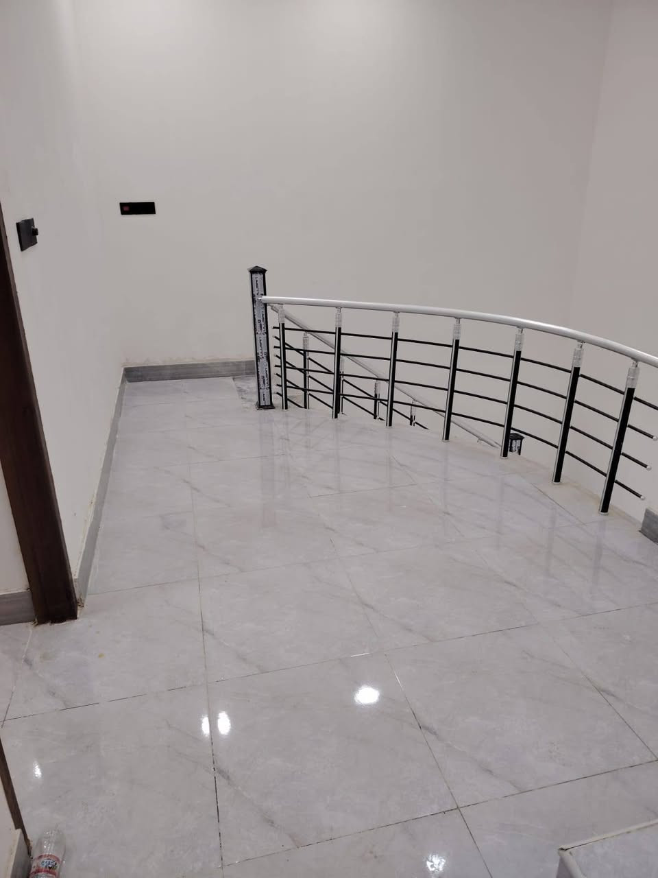 دار للبيع طابقين زاعي سند ( 25 ) 
                    (( بس نورنا بتعليقك  )) 
المساحه ( 100)متر مربع ( 10×10) بناء حديث فول
يتكون الطابق الاول من استقيال ومطبخ وصاله وغرف 
نوم وصحيات وشلال ومناور  وطابق الثاني من غرفين نوم وصاله وصحيات والثالث بيتونه مفتوحه على شكل صاله 
العنوان ميسان حجي عبدالثانيه طريق السده قرب اسواق تفاحه السعر(  140)مليون  
📞 للاستفسار أكثر:    ***********
          مكتب عقارات الساعدي ميسان العمارة
          (  بادرة اولاد  المرحوم حسين ضيدان  ) 
                         (  ملاحظه  ) 
المكتب  مجاز حكومياً ادخل للحساب ناشر ابيوت 
اي بيت ايعجبك او قطعه  راسلني وتدلل
أعرض عقارك عندنا ودع لنا التسويق
            عنـــوان المـكتــب ميسان  
***********     البتيرة الحولي مقابل الف دار 
***********     حي الجامعي 
***********     حي الجامعي ودور النفط  
***********     حي الغدير والصحفين وعبجيه
***********.    حي الحسين الجديد مقابل السوق 
                      ( ملاحظه  ) 
        يوجد لدينا كوادر بناء مقاولات عامهمليون
