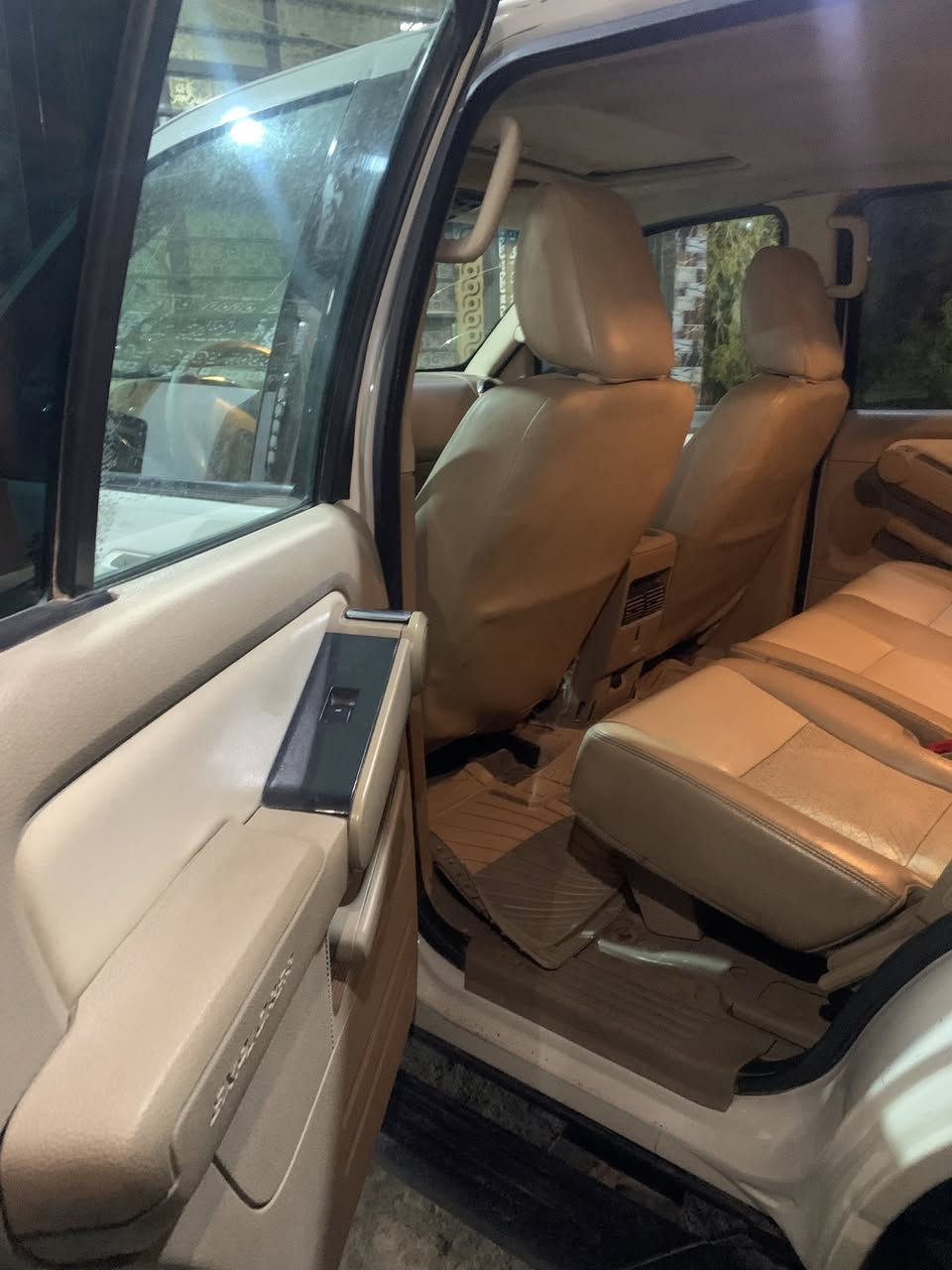 سلام عليكم من رخصة الادمن للبيع فورد اكسبلور موديل 2010فول مواصفات لمتد خليجيه مكفوله كفاله عامه كلين تايتل السياره جديده كلشي مابيهة كشنات تدفئة وتبريد ثلاث قطع تبريد كشنات جلد سبعة راكب للاستفسار خاص او هاذه رقمي ***********
