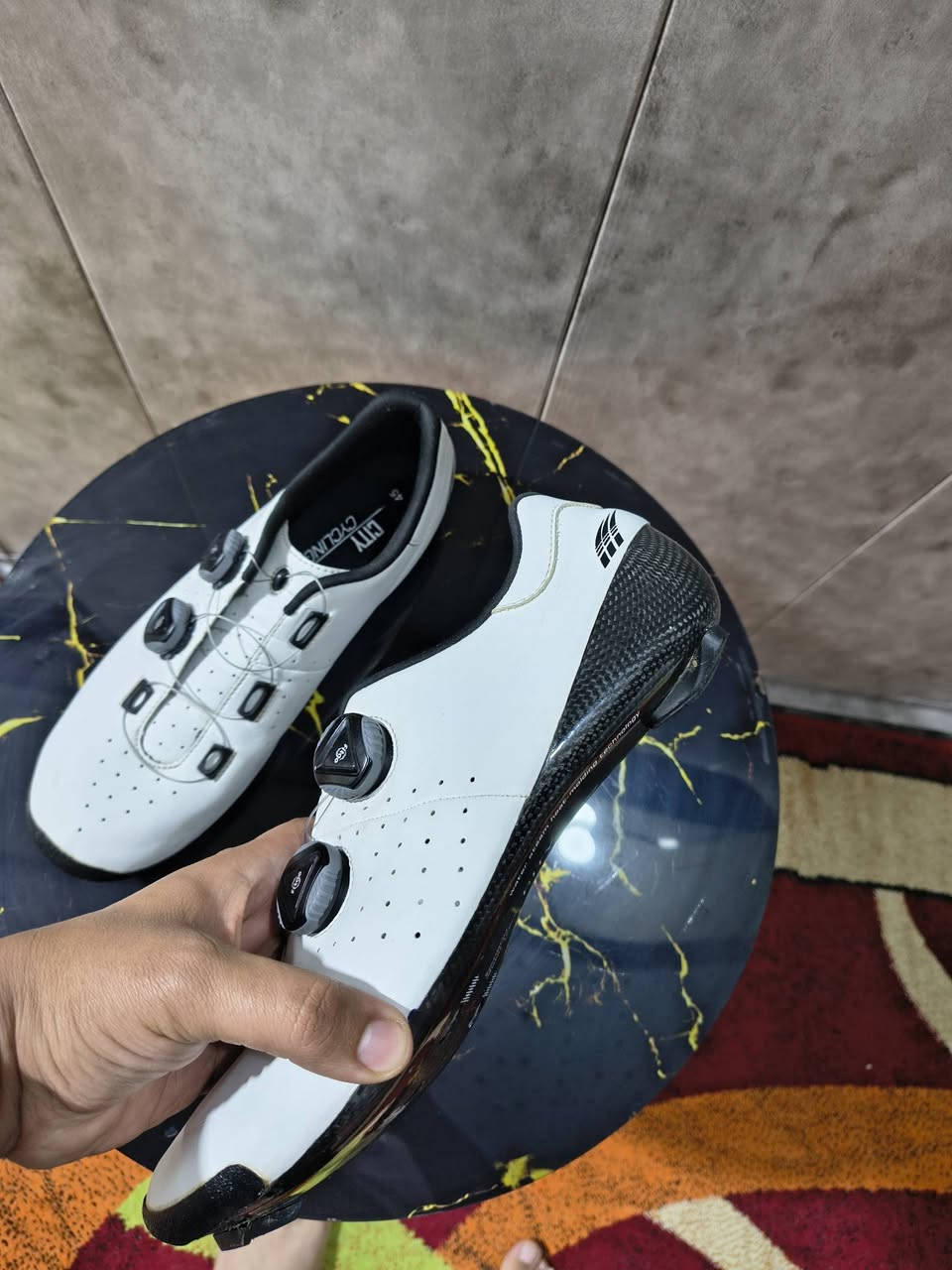 حذاء دراجات فول كاربون نضيف جدا قياس 45 
‪0751 289 4821
