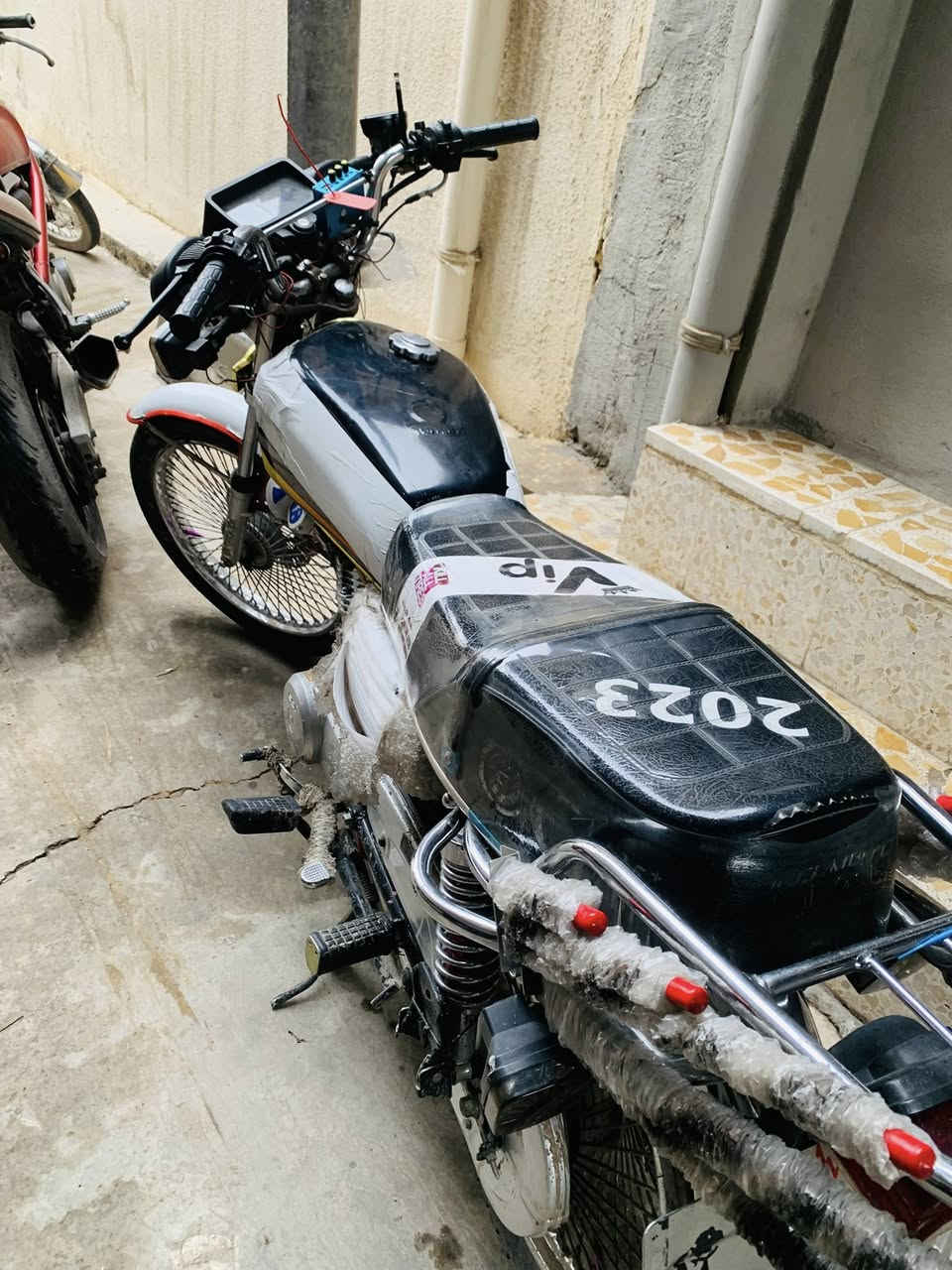 سلام عليكم سولنك نامي برو موديل 2023شرط محرك كبس دراجه اي نقص مابيه تجي تشغل او تطلع نقط عندك ال بليته واكعه رقم شاصي موجود صاحبه موجود شرط من كلشي معدل او نشاط سعر 575يرحم اهلك مو شراي لا تجي تنطي كلام ونته كلام ماعندك حشه سامع ***********
