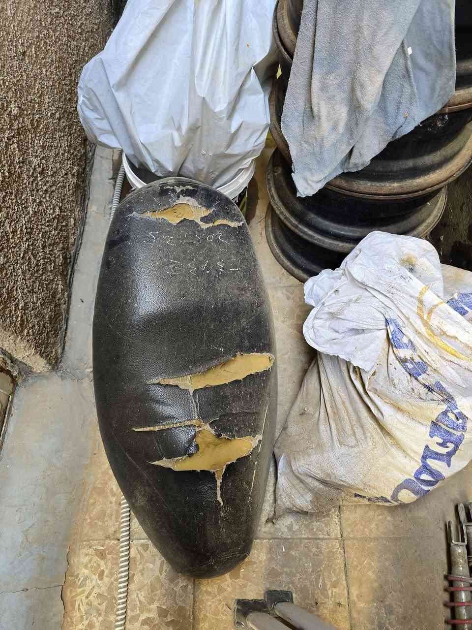 من رخصت الادمن جماعة الفكريات لا تخابرون ولا تراسلون تعبتوني
بجم ماكو 
ستاند تعليك ماكو 
شوته ماكو 
كابريتر ماكو 
ذني خلصانات وهواي ديخابرني علين 
ثعلب نوزل تفصيخ 
***********
مكاني كميرة او اعظمية
