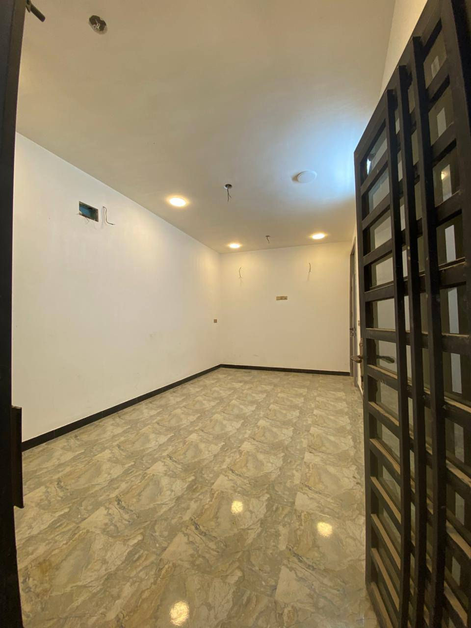 سلام عليكم يعلن مكتب حميد للاستثمار العقاري بيت للبيع مساحه 100 متر يحتوي على غرفتين نوم صاله ومطبخ وخدمات وحولي طابو زراعي سند 25 منطقه الدوانم قرب الشرطة الخامسه بصف الشارع الرئيسي السعر مناسب جدا 75 وبي مجال لاستفسار اتصل *********** ابو دموع
