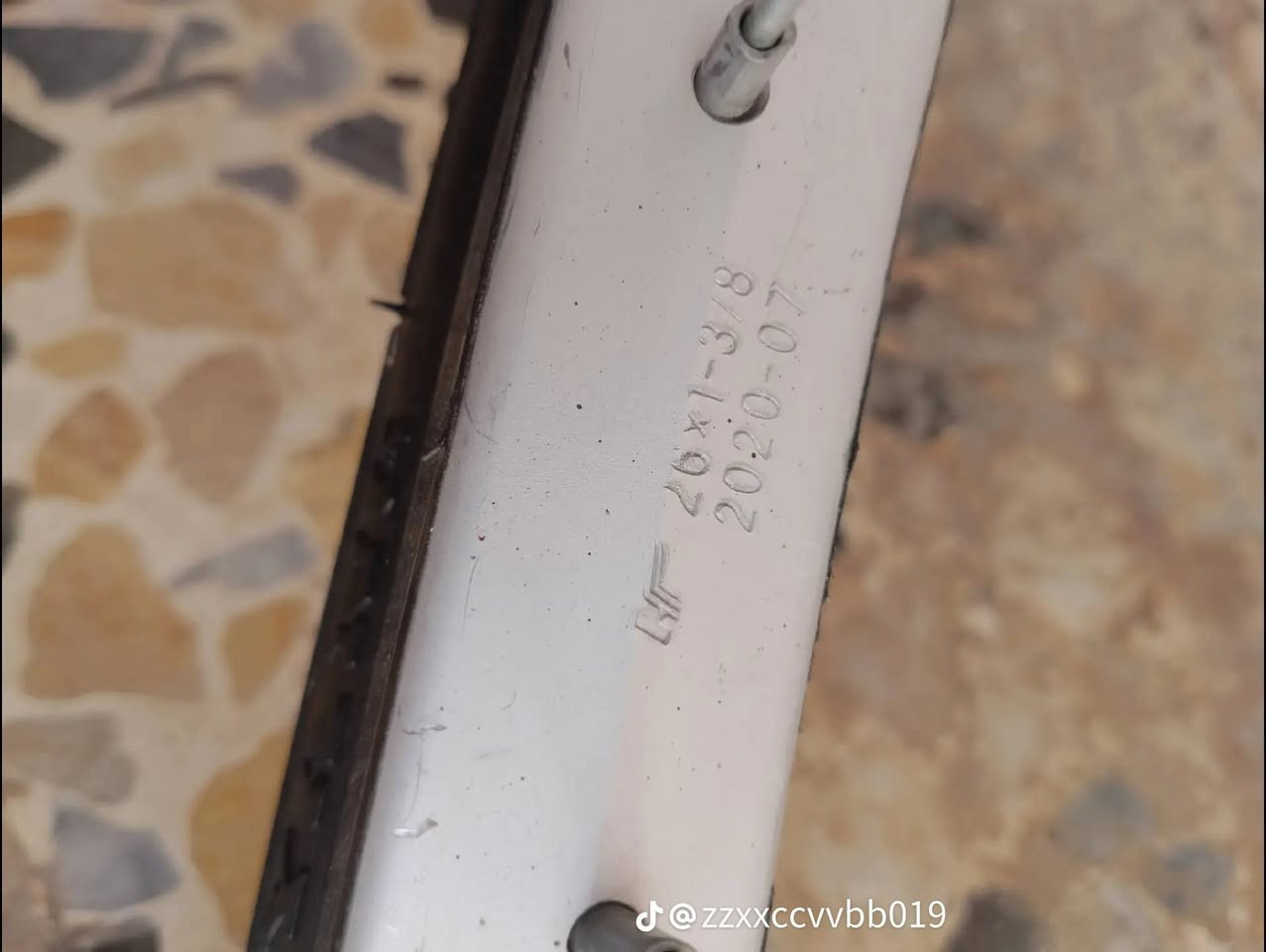 سلام عليكم بايسكل للبيع حجم 26 البايسكل نضيف فول جبته باله حاويه السعر 120قفله هاذه الرقم *********** 😇
