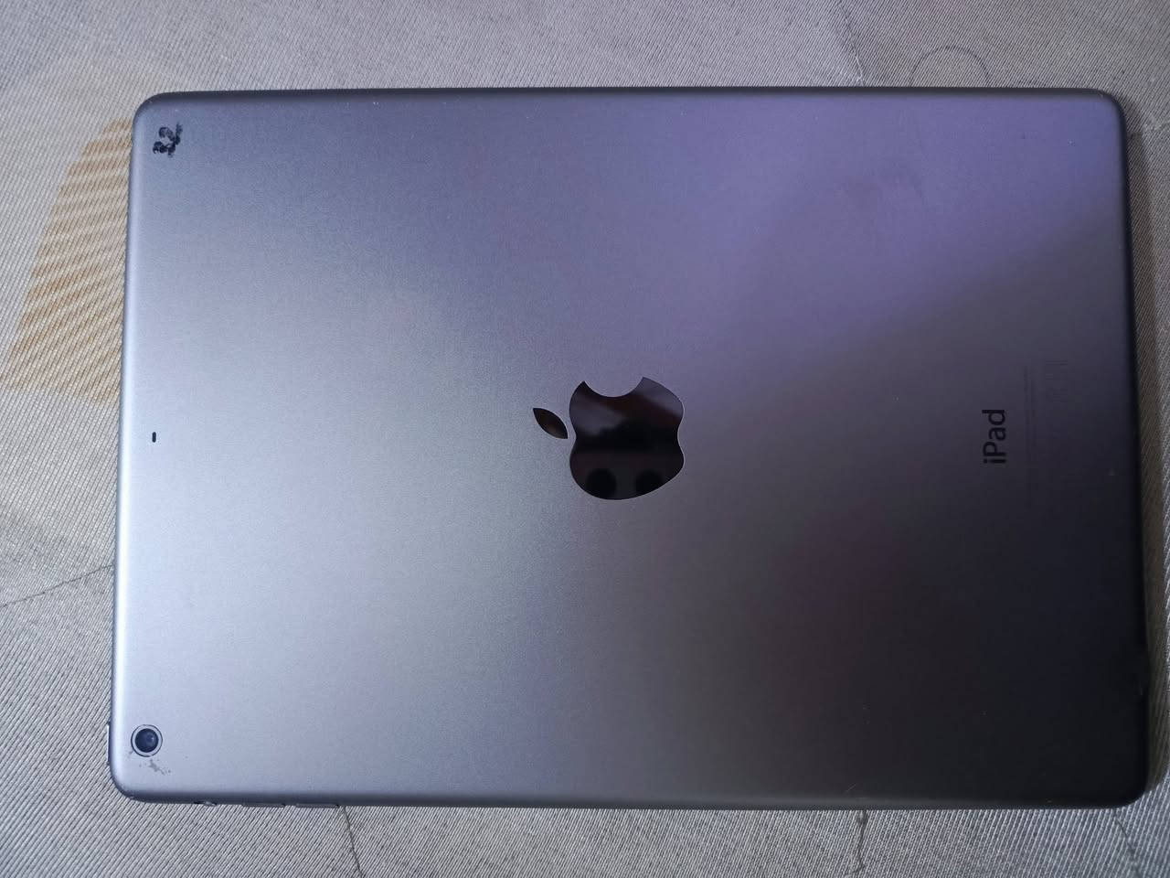 ايباد iPad Air ذاكره 32 نضيف سعر 80 الف مكاني بغداد دوره ابو دشير وتساب *********** فقط ضربه موضحه بصوره تختفي ويه كفر فقط ايباد بدون ملحقات جهاز شغال كلشي مابي
