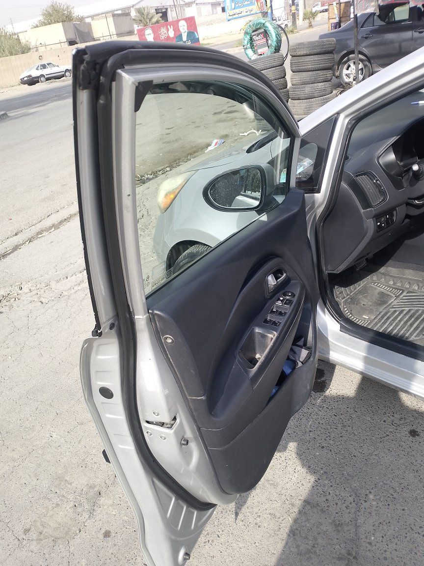 للبيع كيا ريو 12مبدل بيها قطعتين كوبون بنزين صاحبها بالموصل شرط تحويل السعر 80 سنويه ساقطه 22 مكانها الموصل ***********
