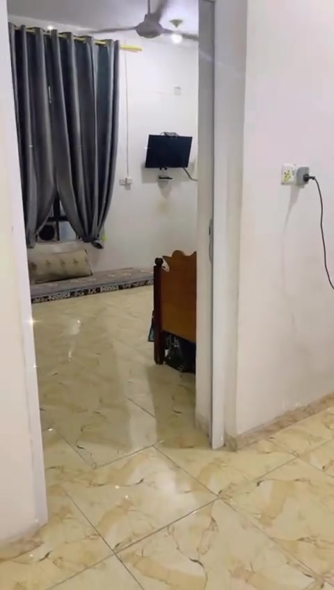 السلام عليكم من رخصت الادمن بيت🏠 جديد الايجار 300الف يتكون من غرفتين نوم وستقبال وصاله ومطبخ ومخزن طعام وطرمه كبيره بيت كامل 
الاستفسار رقم واتس اب ***********📲
