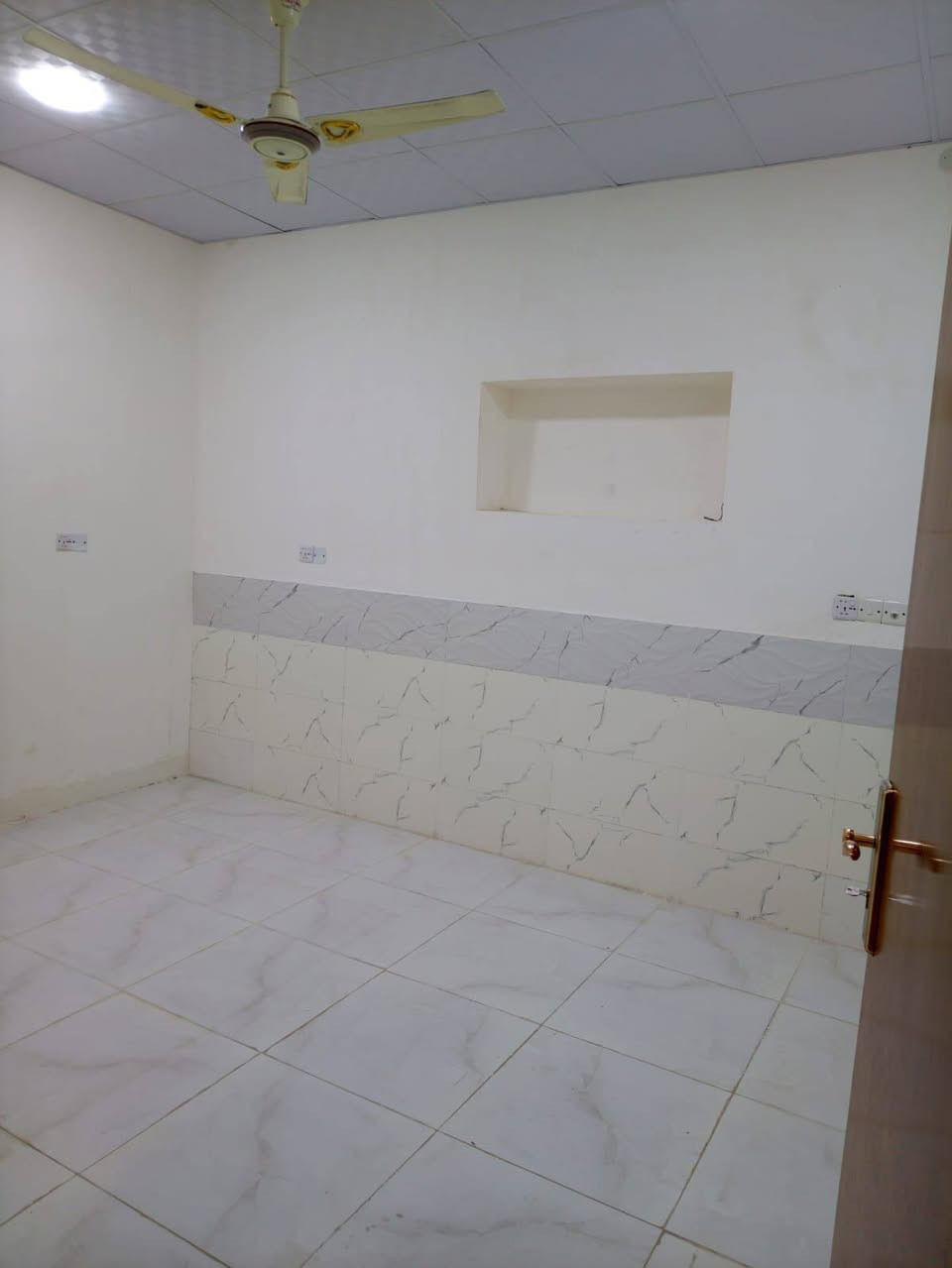 مشتمل للايجار بالسنيديه طابق اول
يتكون من غرفتين ومطبخ وصاله وصحيات ومنور بناء جديد ودرج خارجي معزول منطقة هدوء ومبلطه وكافه الخدمات 
السعر 500
للاستفسار ***********
مطلوب عائله صغيره
