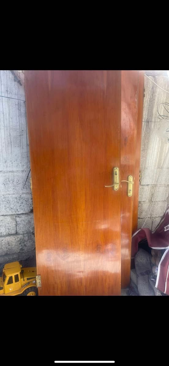 السلام عليكم ابواب للبيع مع الجرجوبه سعر الوحده ٣٥ قياساتهن ٧٠في ٢٠٠ بغداد المحموديه شارع السوك *********** واتساب فقط او على الخاص
