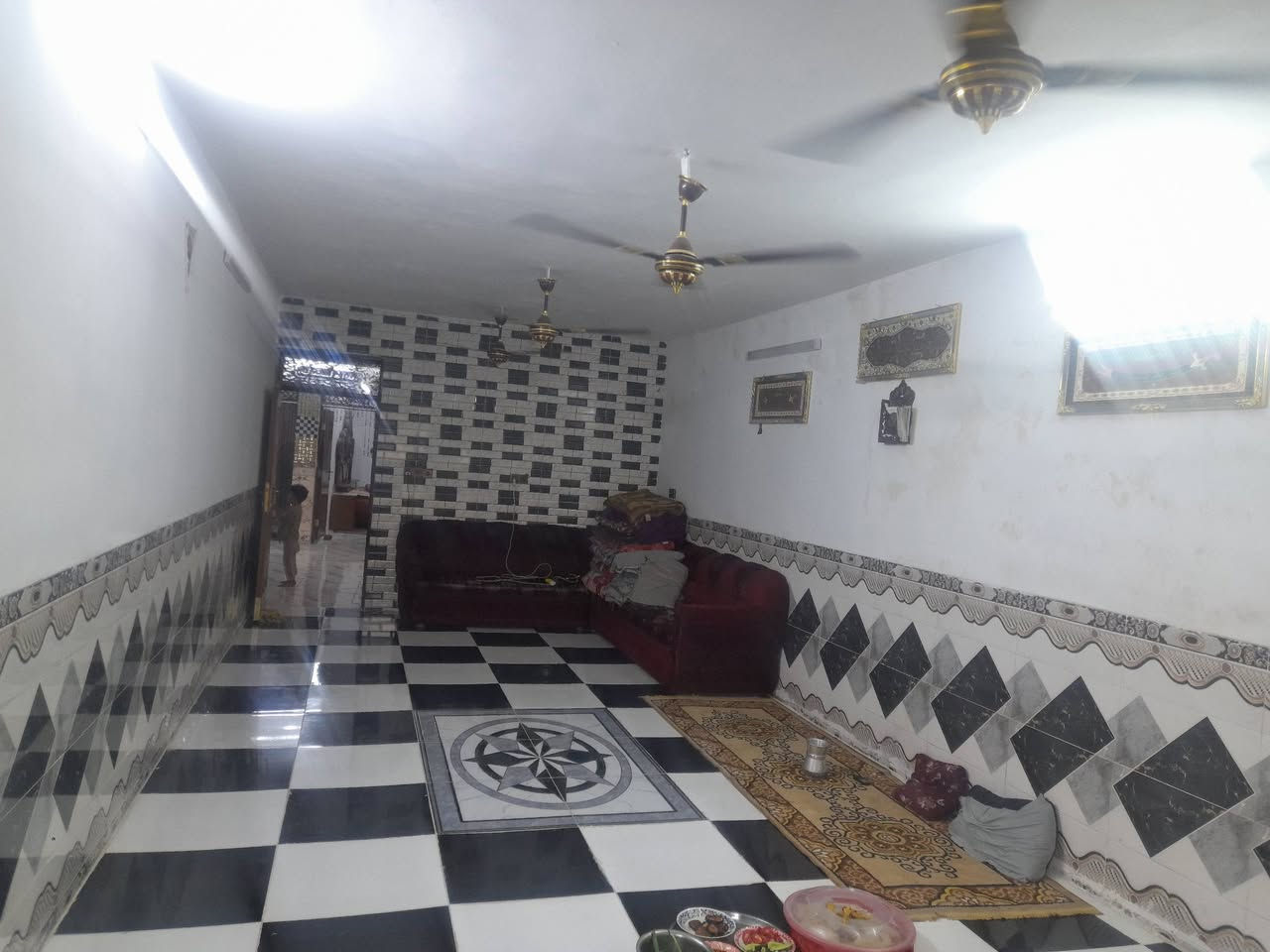 ‏بيت بالحميدية للبيع مساحة 260م واجيه 7ونص ونزال 36 مربع غرفتين واستقبال وحولي مطبخ حوش جبير عرض شارع 50م مقابل سياج حاكم زاملي بناء جديد 2025 سعره 125 وبي مجال ***********
