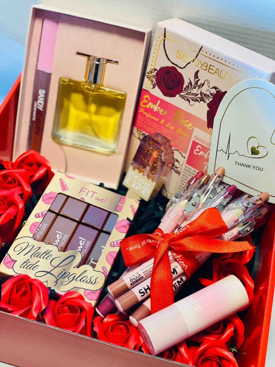 لأنها أميرة قلبك 
دلّلها ببوكس عيد الحب الفخم المليان حب وتفاصيل تخبل 

عطر أنثوي راقي يفوح نعومة وجاذبية 
ليب أويل + قلوسات مات بألوان تجنن حتى شفايفها تظل ملفتة 

ومحاط بورود حمر حتى الحب يكون واضح بدون كلام 
هدية مرتبة، أنيقة، وجاهزة حتى تخليها تبتسم من قلبها 

إذا تحبها صدك… هذا البوكس راح يحچي مشاعرك بدل ما تتعب بالكلام
 
يوجد خدمة توصيل لجميع محافضات العراق


**إذا كنت صاحب هذا الإعلان وتريد حذفه لأي سبب، رجاءا أرسل رسالة إلى الدعم الفني**