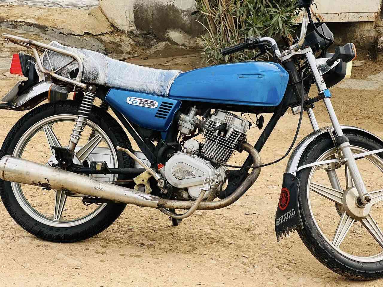 سلام عليكم دراجة سيفان ٢٠١٩ أوراق كامله محرك خير من الله نكره يرادلها بس باتري بيها شلعة تشك الكاع تايرات جدد السعر 350 وبي مجال اتصل ودلل ***********مكان تقاطع الوجيهية
