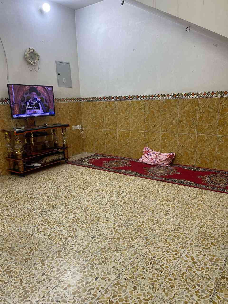 الدار للبيع
المساحة 100 متر 
الواجهة 5 النزال 20 
🟢 الطابق الاول استقبال + صالة + مطبخ وحمام وتواليت 
🟢 الطابق الثاني يحتوي على غرفتين  غرفة نوم وبلكونة + غرفة نوم سويت 
🟢 الطابق الثالث يحتوي على بيتونة وسطحين 
🟢 السعر /320 مليون
العنوان / البلديات مضمار العابد قرب شارع الحشد 
رقم الهاتف / ‭***********
