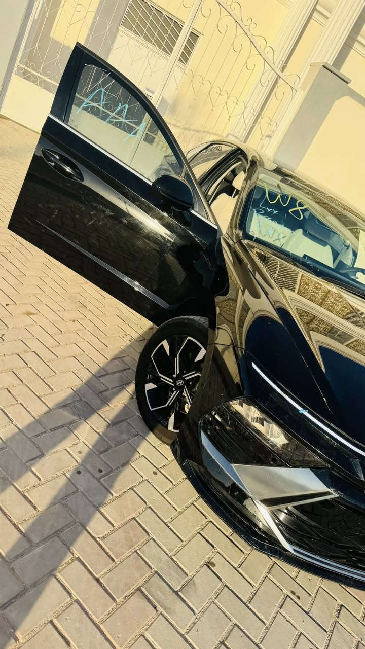 السلام عليكم
هونداي سوناتا 2025 الشكل الجديد 
اسود ملكي السياره فول مواصفات 1/1 عدى البانوراما كير تعليك داخل ابيض حادث جداً بسيط السياره حره تحويل ثاني يوم 
عنوانها بغداد مدينة الصدر قطاع واحد
***********
اتصال+واتساب
