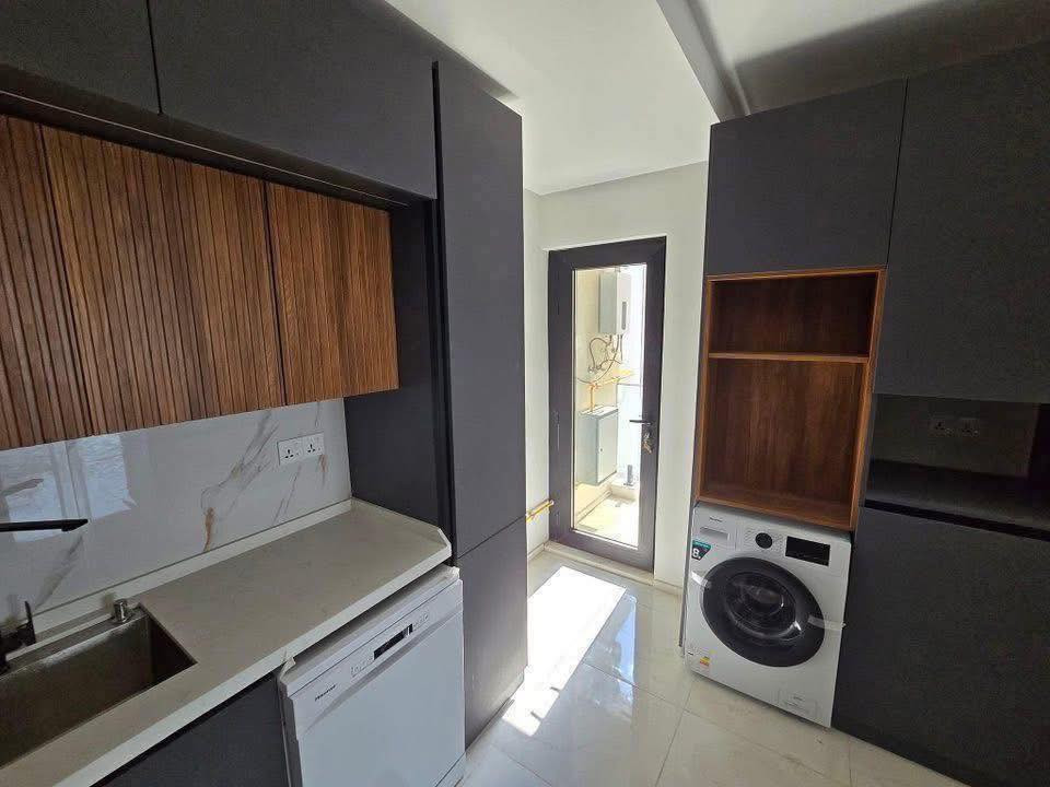 شقة للبيع مجمع الروان السكني طابق 13 اطلالة خارجية تحتوي على ٣ غرف نوم ومطبخ وهول وصالة و٣ حمامات مع سبالت عدد خمسة وكاونترات وغساله صحون وغساله ملابس للاستفسار الاتصال على الرقم ***********
