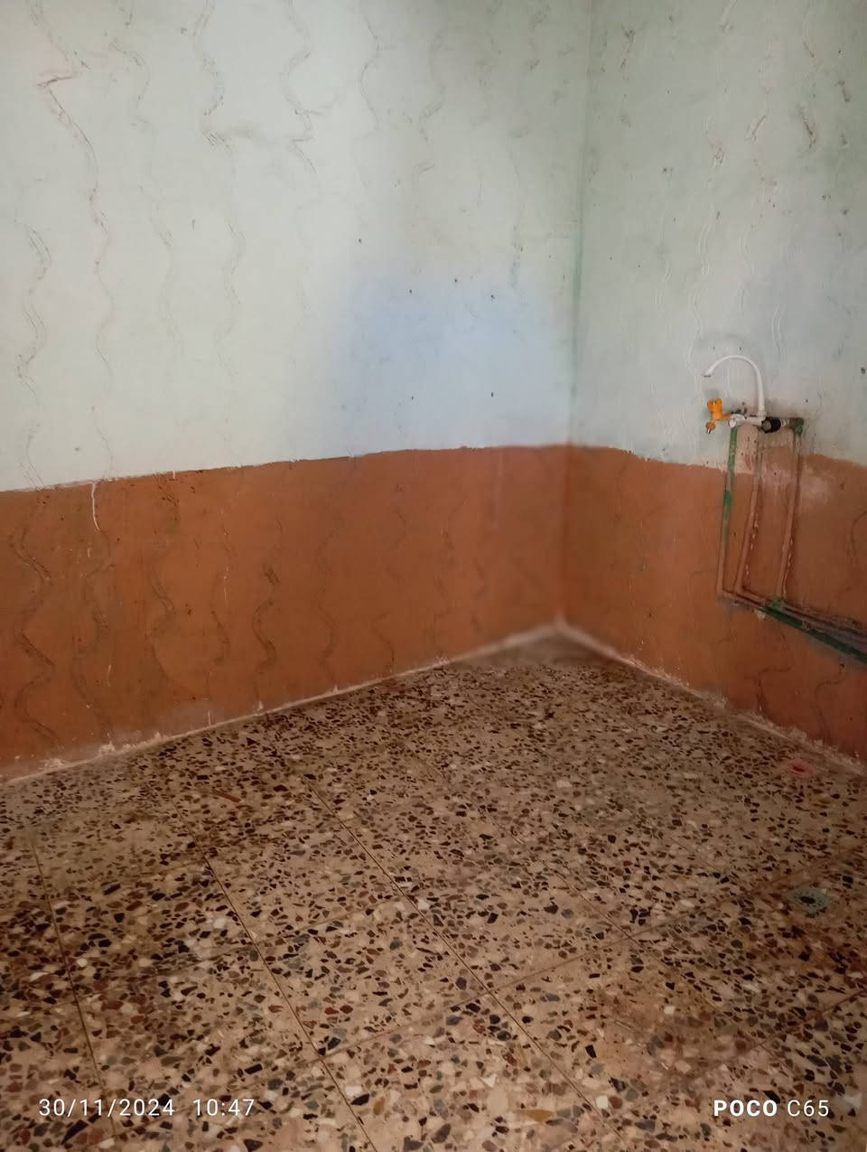 دار للايجار الكوفه دور الحوزة حي الصدر الثالث
المساحه 120
غرفتين وصاله ومطبخ وصحيات وطارمه الرقم ***********
