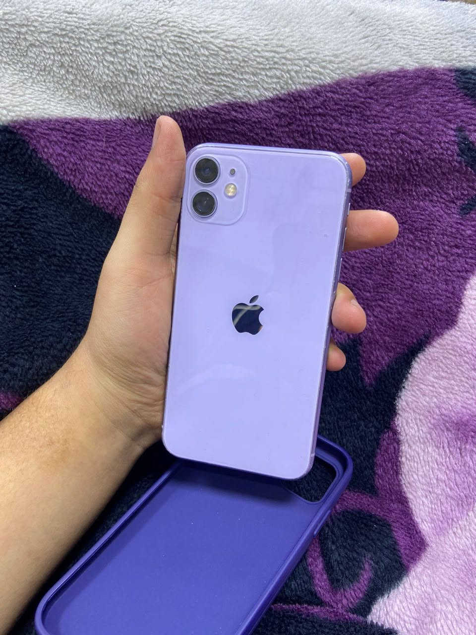 السلام عليكم ايفون 11 العادي 
ذاكرة 128 بطارية 79 جهاز كلة بلادي ممبدل اي قطعة 
وكلة شغال شرط الفحص عدا الكامرة الامامية تشكل مرة تشتغل مرة لا فيس ايدي شغال جهاز كلة بلادي ممستبدل اي قطعة 
مكاني : بغداد حي اور بالقرب من سيكال 
رقمي : *********** 
السعر 210 وبي مجال
