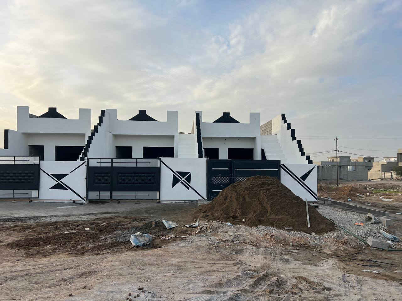 بيت زراعي للبيع مقابل الشارع الرئيسي في منطقة كوباني مساحته 110 متر بناء حديث مشمول بقرار التمليك واوراقه كلها كاملة مع توفر خدمات كاملة في المنطقة ماء وكهرباء والمنطقة كاملة كلها زراعي يتكون البيت من استقبال ومطبخ وغرفة نوم وهول وصحيات البيت ناقصه بس بياض وكهربائيات وابواب وشبابيك 🟣العنوان في منطقة كوباني مقابل الشارع الرئيسي قرب المحافظة الجديدة 🟢السعر [22مليون]وبي مجال💵
للتواصل والاستفسار على الرقم التالي☎️☎️.!
***********
