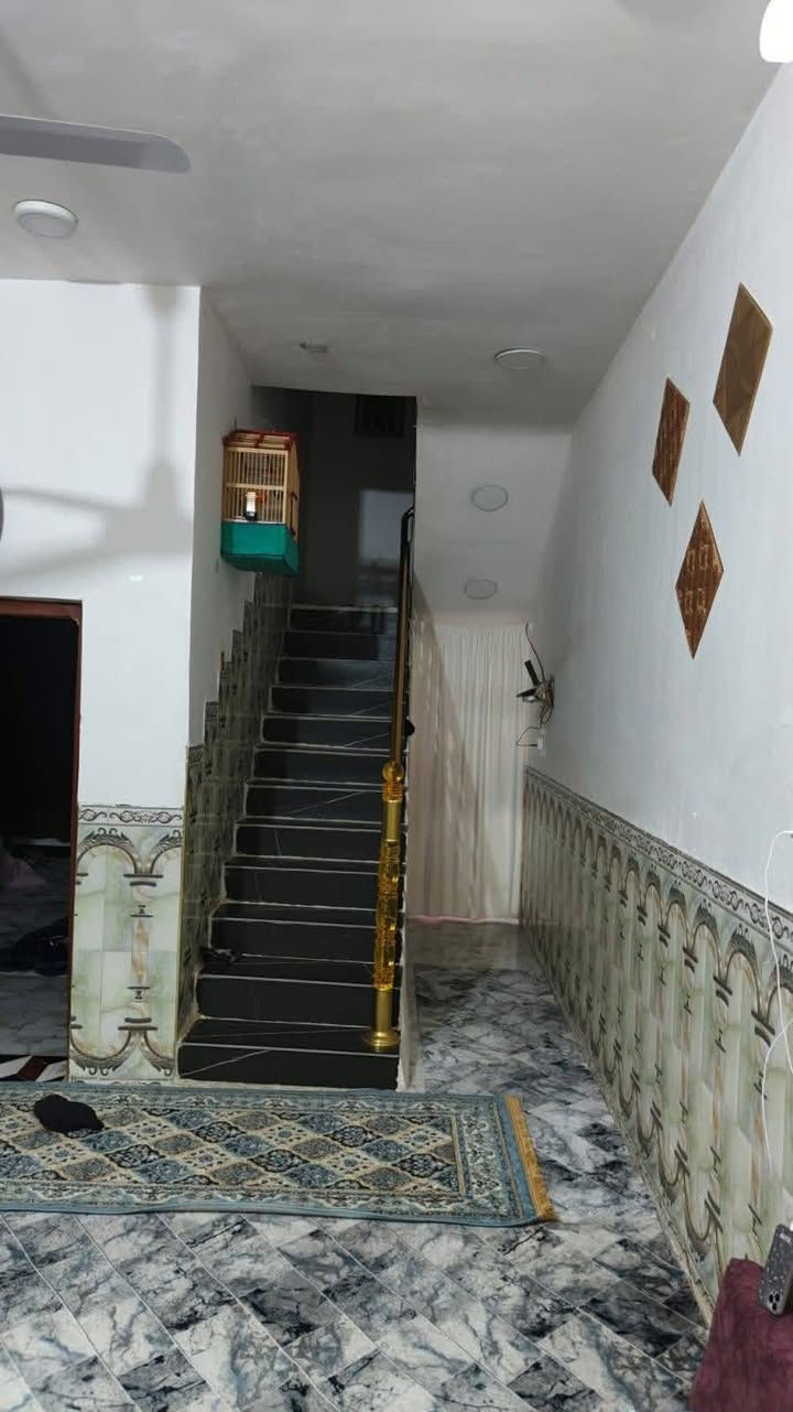 #دار_للبيع
المساحة ١٤٠ متر  بناء جديد ٢٠٢٣ الموقع حي الأمير مقابل فوج طوارى الرفاعي خلف اسواق عقيل الكناني للمزيد من التفاصيل الأتصال على الرقم التالي ***********
