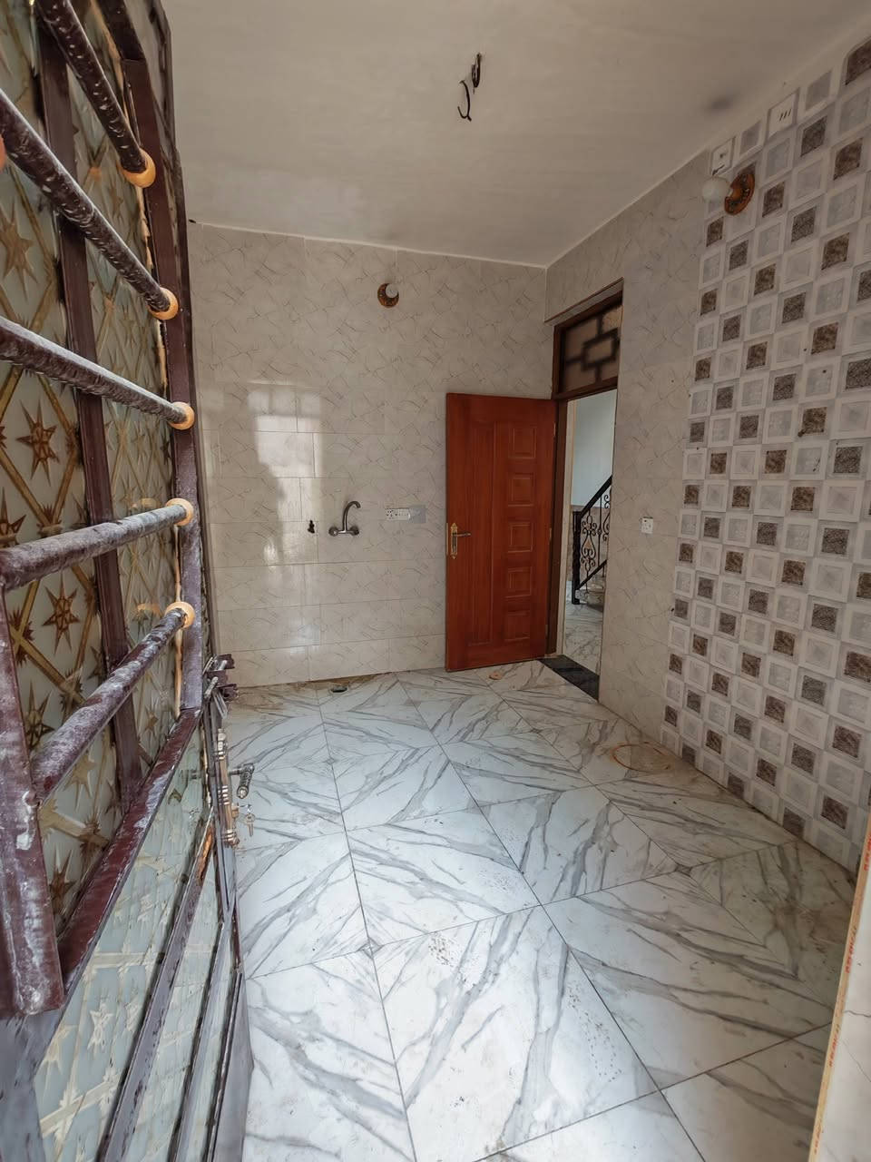 دار للايجار 100 متر في سبع البور ال12 الزغيره مجاور لضباط طابق واحد سعر الايجار 225 الف للاستفسار
*********** واتساب او مكالمه
