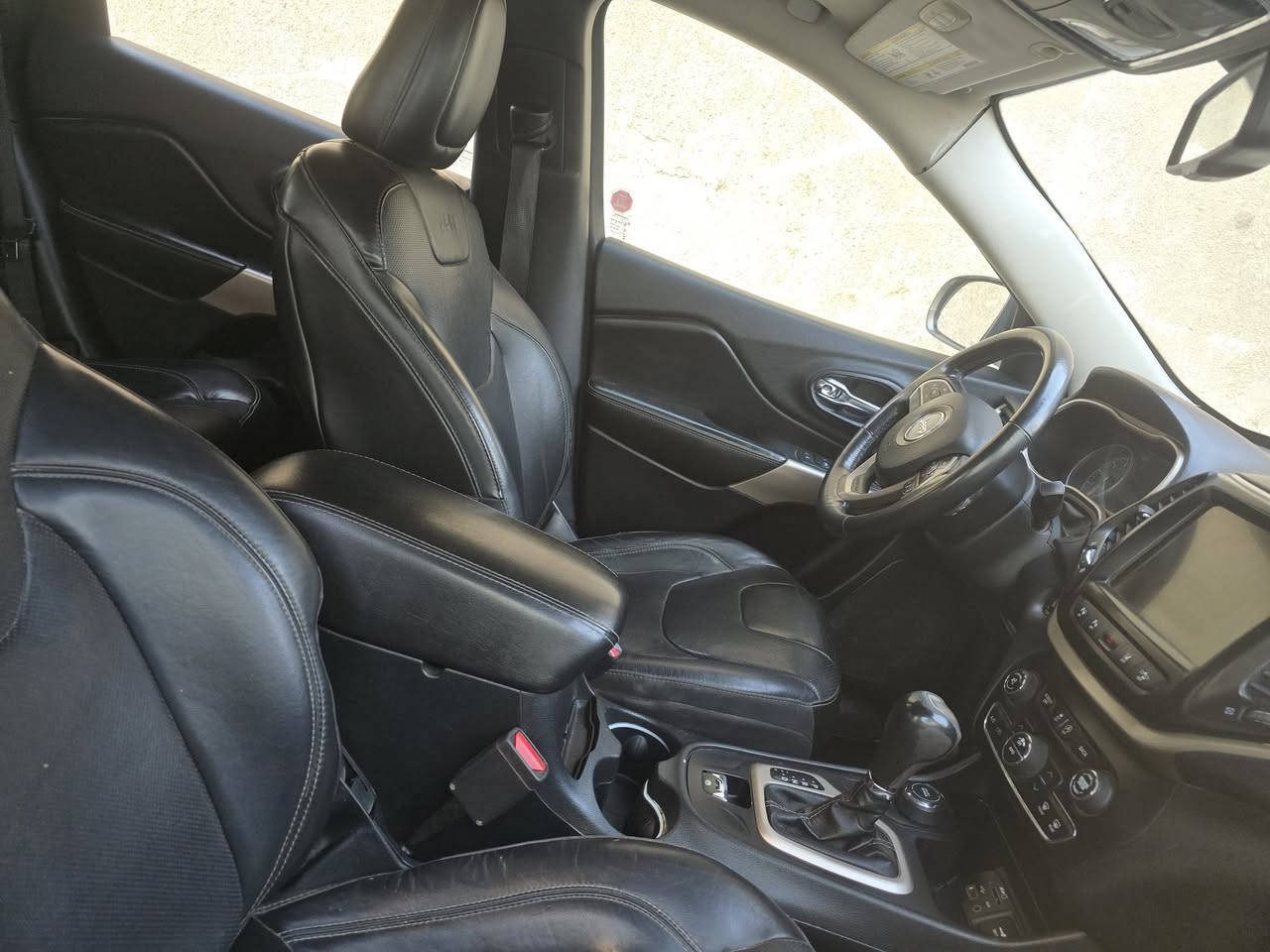 السلام عليكم ..جيب بزون بلاك توب موديل 2017  فووول مواصفات للأخير السياره 6 سلندر المحرك المرغوب بيها شلعه تخبل ومشي كلش حلو   أعلى مواصفات بلجيب رقم سليمانيه تحويل شوكت متريد السياره مابيها اي نقص 
سياره بيها صبغ قطع سبب الجراد  ابيع حزام بدون ضربه بدون حادث كلين 
 رايدها ١٠٨ بيها مجال حك الجيه 
بيع او مراوس *********** واتساب موجود
