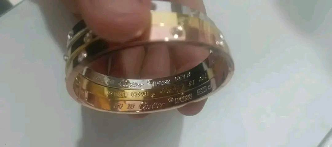 السلام عليكم هاذا السوار الكارتير طلعلي ب ال DHL يعني با الامزون البرزيلي مختوم 750 وكلمه كارتير اعتقد برزيلي او هيجي شي اجاني كل 3 الاوان سوه بيه بعد فضي و وردي وكلهن يشابهن ومكتوب با الجيس مالتهن سلستيل با الانكليزي موجود 20 سيت . اذا مايستغل الماسنجر يمكم تكدرون ترسلوني علواتساب *********** ابيع اقل من سعر العادي .
