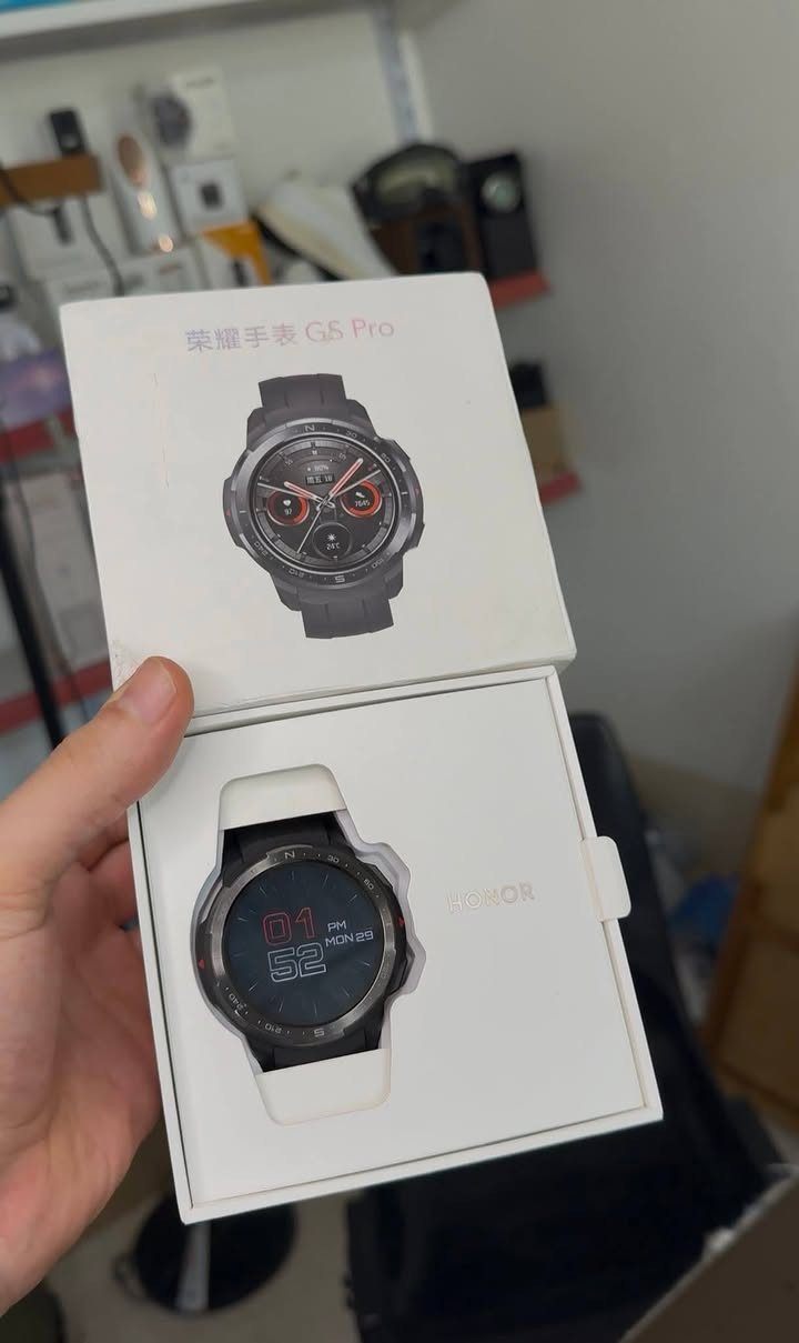 هذا المنتج هو علبة ساعة Honor Watch GS Pro الذكية، وهي ساعة رياضية متينة مخصصة للاستخدام الشاق والأنشطة الخارجية.💡 أبرز مواصفات الساعةالشاشة: من نوع AMOLED بحجم 1.39 بوصة.البطارية: قوية جداً تصمد حتى 25 يوماً في وضع الاستخدام العادي.المقاومة: حاصلة على 14 شهادة عسكرية (MIL-STD-810G) لمقاومة الظروف القاسية كالحرارة والصدمات.الميزات الرياضية: تدعم أكثر من 100 وضع رياضي وتتبع مسار العودة (Route Back) عبر الـ GPS.الصحة: مراقبة نبضات القلب المستمرة، قياس الأكسجين في الدم (SpO2)، وتتبع النوم والإجهاد.الاتصال: تحتوي على ميكروفون ومكبر صوت لإجراء واستقبال المكالمات عبر البلوتوث.
مكاني /بغداد الشعب /نهايت / الفورتات / //// السعر (100) وبيها مجال  
*********** اتصل واتساب 
*********** اتصال واتساب
