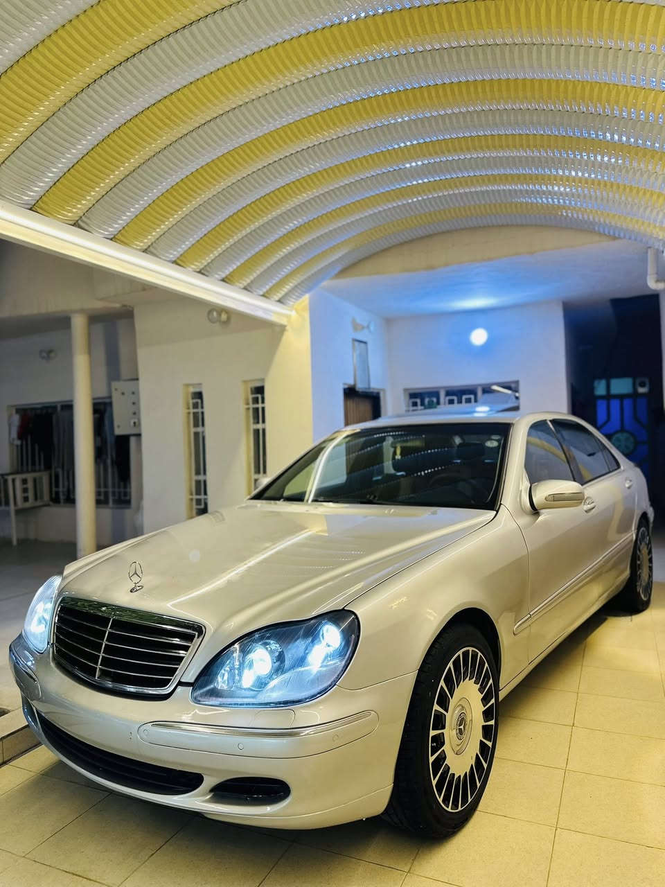 Mercedes-Benz S350  2002

-------------------------------------
#السعر : 118$ وبيه مجال بسيط
‏
#رقم الهاتف : ***********

#رقم السيارة : اربيل 

#مكان السيارة : واسط/العزيزية 
-------------------------------------
سلام عليكم 
للبيع  فقط مرسيدس غواصة موديل 2002 اصل حجم 350 باب طويل فول مواصفات سيارة محدثة 2005 رقم اربيل  مكفولة من الضربة 
تفاصيل👇🏻👇🏻
1_ بصمة⁩
2_محرك6V+كير مكفولات ⁦⚔️⁩
3_تبريد 3 قطع خلفي منفصل ❄️⁩
4_كروز سرعة🔒 
5_ سلايت ⚔️
7_ شاشة اندرويد   🖥
8_ مري قلاب مع البك 
9_دبل جام 
10_انارة ترحيب💡 خارجية وداخلية ⁦⚔️⁩
11_شاشة اعطال💬
12_داخل جلد اسود كهرباء ⁦⚔️⁩
13_لايت زنون دبل عدسة 
14_ مري شفط
15_  كشنات خلفية كهرباء
16_ ايرباكات سليمة 
17_ويل 19 تو سايز مايباخ ⚔️⁩
18_سستم صوت BOSS 
19_صدر امامي خلفي جديد ⁦🛠️⁩
20_حساس مطر💦
21_هزة وفحص جدد
22_كشنات هيترات🔥 
23_لايت اوتو   ⚔️
24_ وضعيات قيادة سبورت وعادي واوتو🔥
25_بردة خلفية كهرباء 
26_حساسات 
27_فتحة سقف 
28_جوبلس تخم جدد 
29_كاميرا خلفية 

 
-------------------------------------

