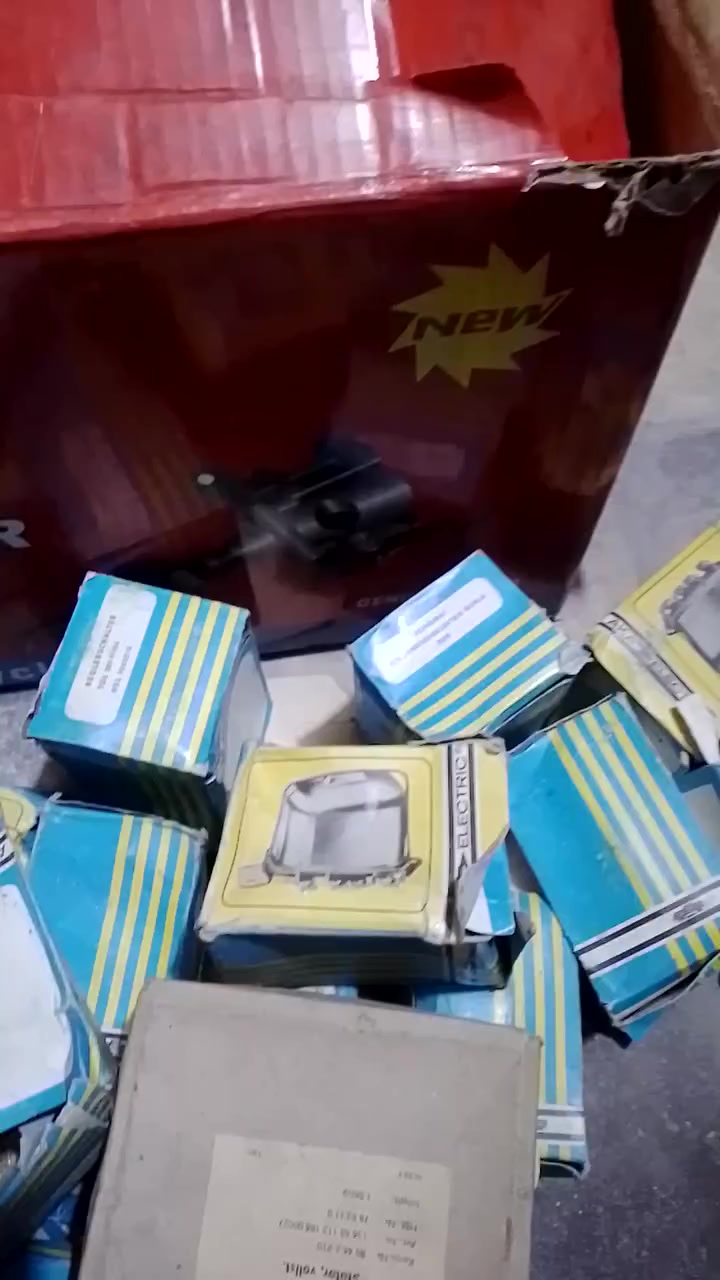 سلام عليكم اخوان غراض امزت للبيع كله الماني اصلي  DDr جديد بل كارتون مال واحد وثمانين توصيل موجود كافه المحافظات العراق ***********
