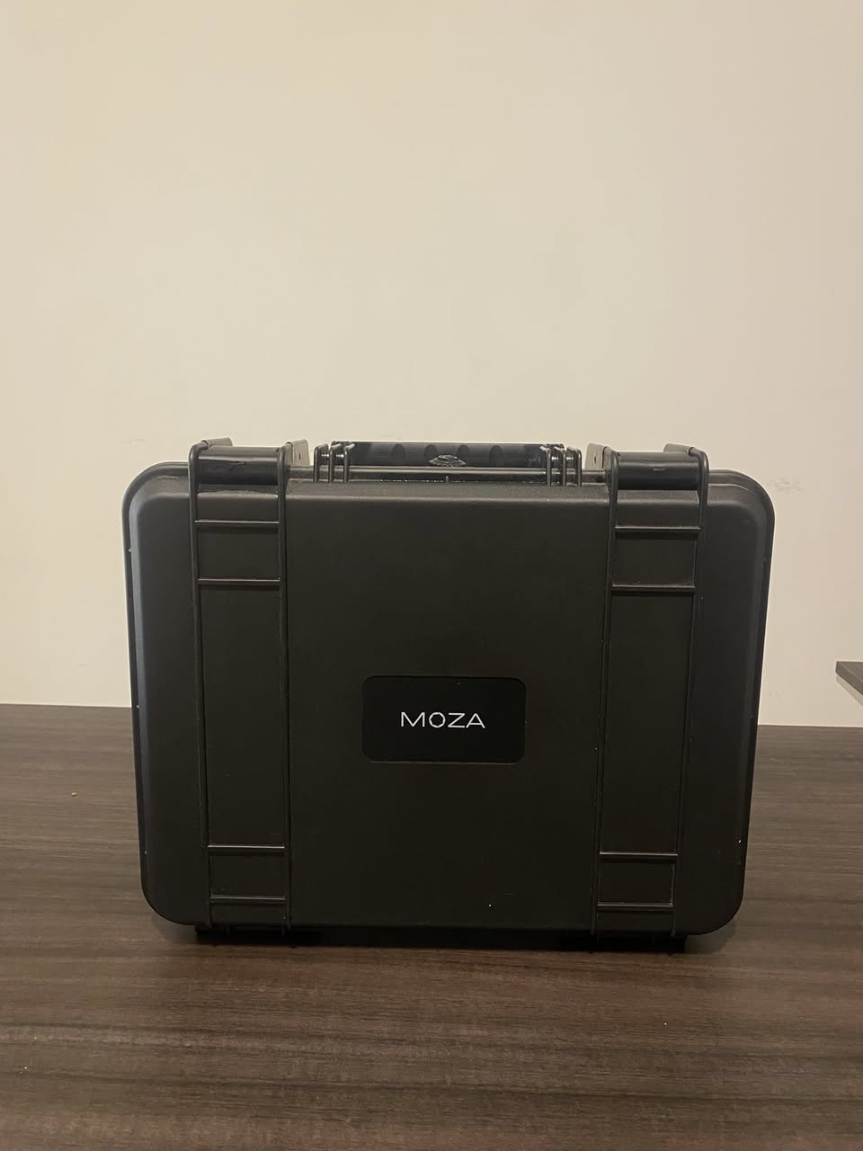 للبيع مانع اهتزاز للكاميرا والهاتف من شركة (ronin moza air) الجهاز نضافتة 100% مع كامل اغراضة للتواصل على الماسنجر او على الواتس اب (***********)
